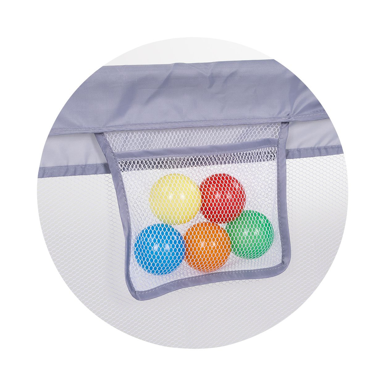 Bunte Plastikbälle in einer Netztasche an der Seite eines grauen Laufstalls.