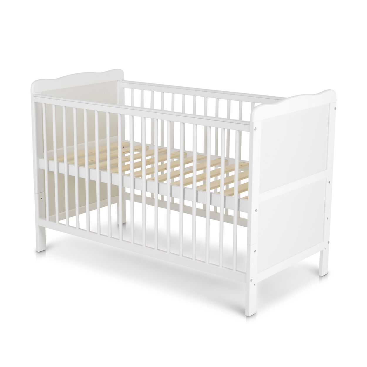 Ein weißes Babybett aus Holz mit offenem Gitter und Lattenrost auf weißem Hintergrund.