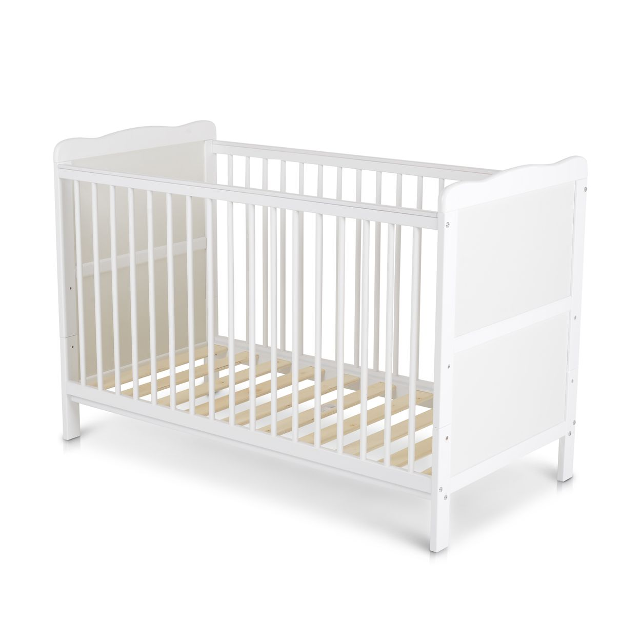 Ein weißes Babybett mit Holzlattenrost auf weißem Hintergrund.