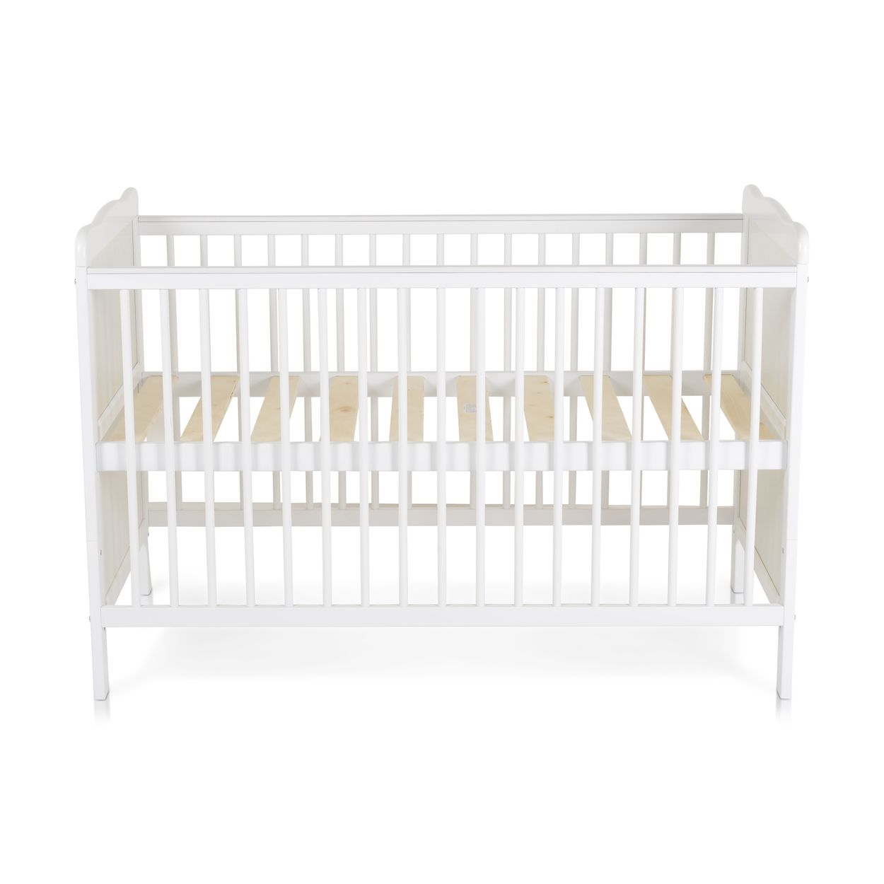 Ein weißes Babybett mit vertikalen Gitterstäben und einem sichtbaren Holzlattenrost auf weißem Hintergrund.