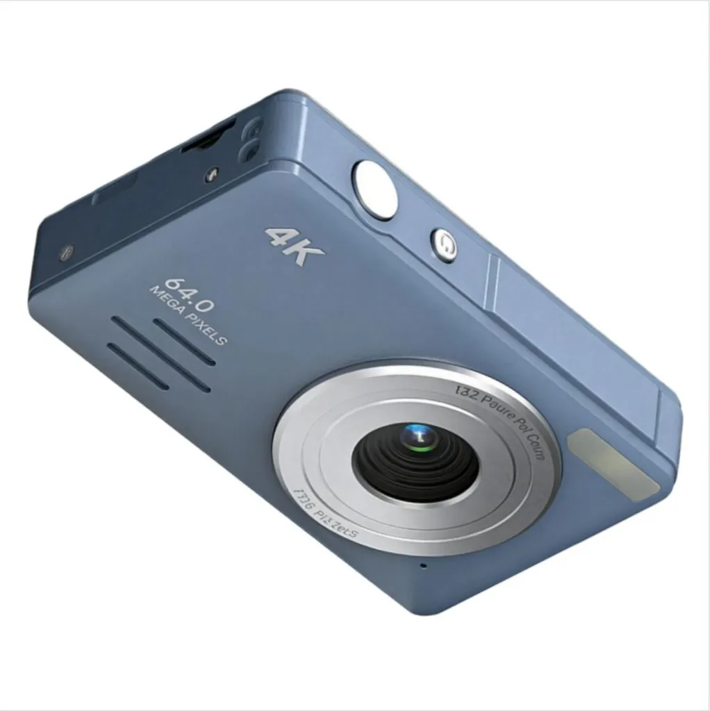 Eine blaue Digitalkamera mit 64,0 Megapixeln und 4K-Funktion, schräg auf weißem Hintergrund.