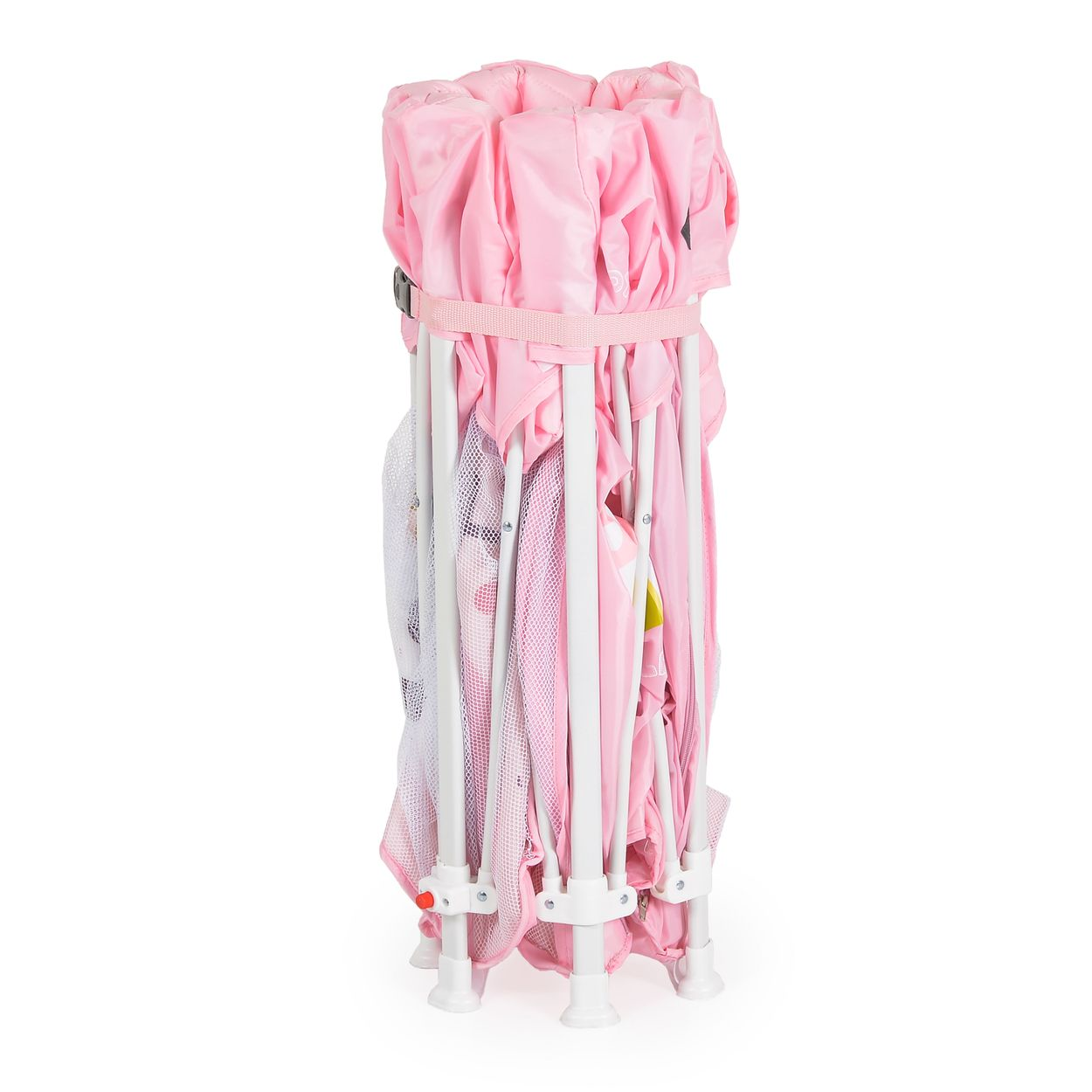 Ein zusammengeklapptes rosa Babybett mit weißen Beinen und Netzstoff steht auf weißem Grund.