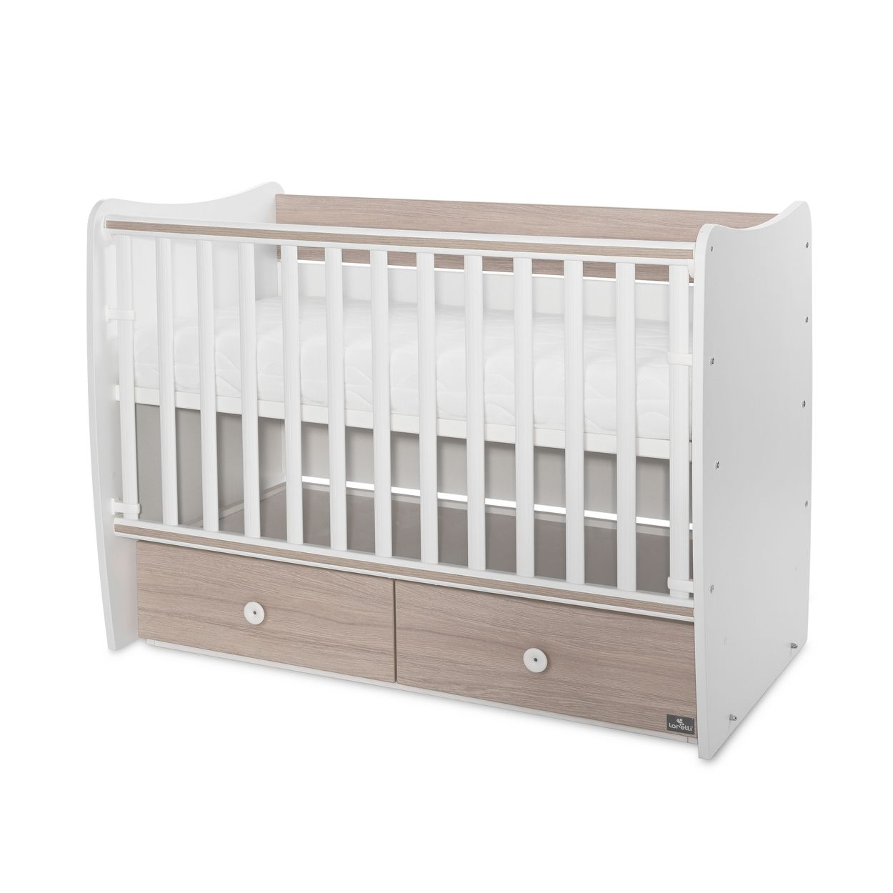 Ein weiß-holzfarbenes Babybett mit Gitterstäben und zwei Schubladen unten auf weißem Hintergrund.