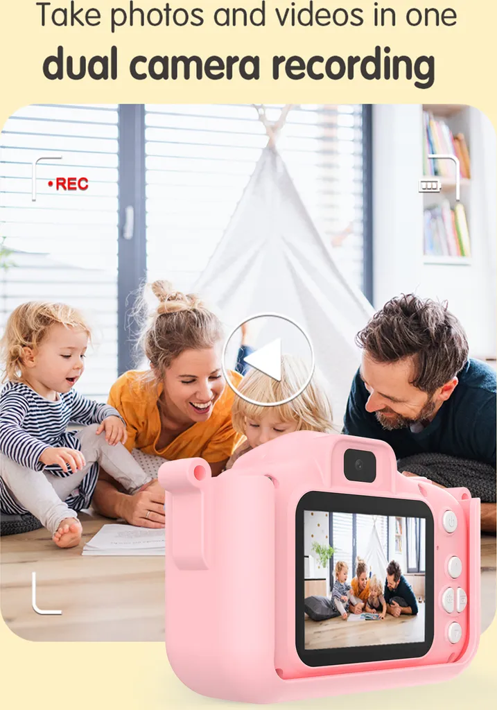 Eine pinke Kinderkamera zeigt eine Familie auf dem Bildschirm, während die Familie dahinter posiert.