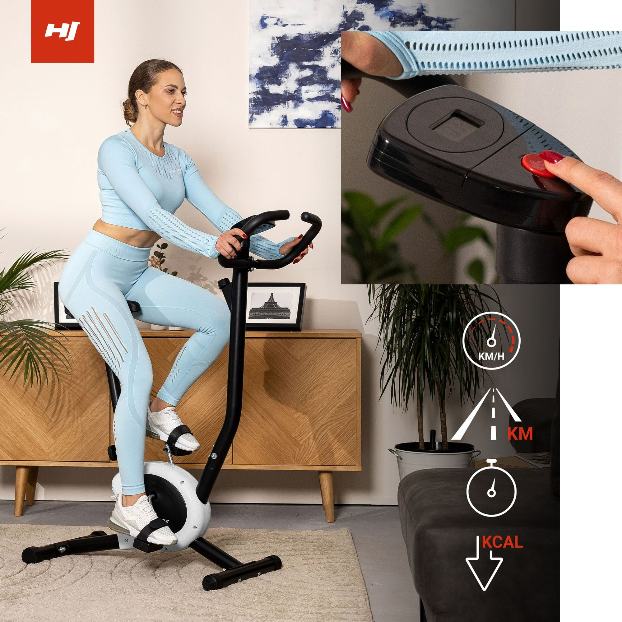 Eine Frau in hellblauer Sportbekleidung trainiert auf einem Heimtrainer in einem Zimmer mit Pflanzen und Holzschrank.