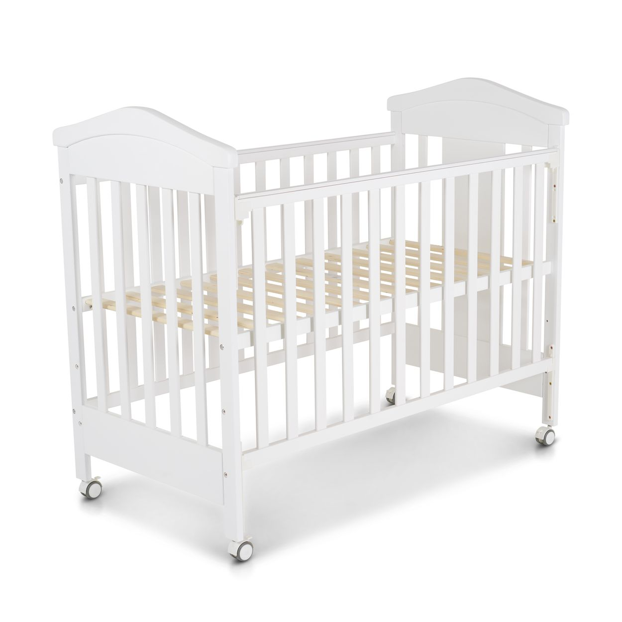 Ein weißes Babybett mit Rollen und einem Holzlattrost auf weißem Hintergrund.