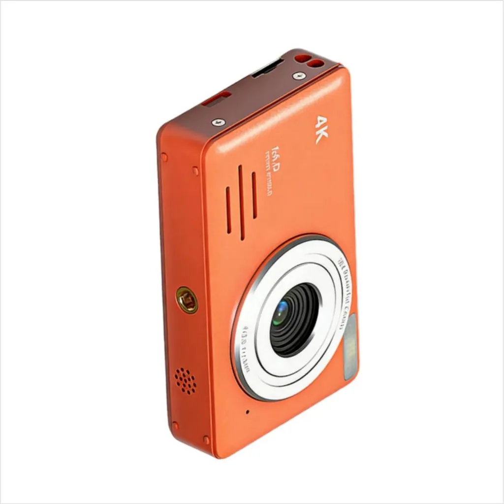 Eine kompakte, orangefarbene 4K-Digitalkamera mit silbernem Objektivring steht auf weißem Hintergrund.