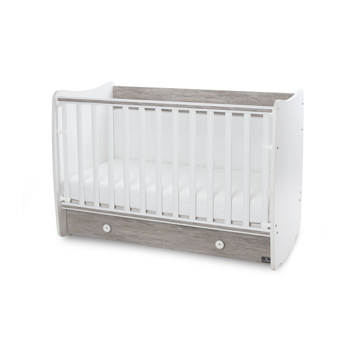 Ein weiß-graues Babybett aus Holz mit Matratze und Schublade auf weißem Hintergrund.