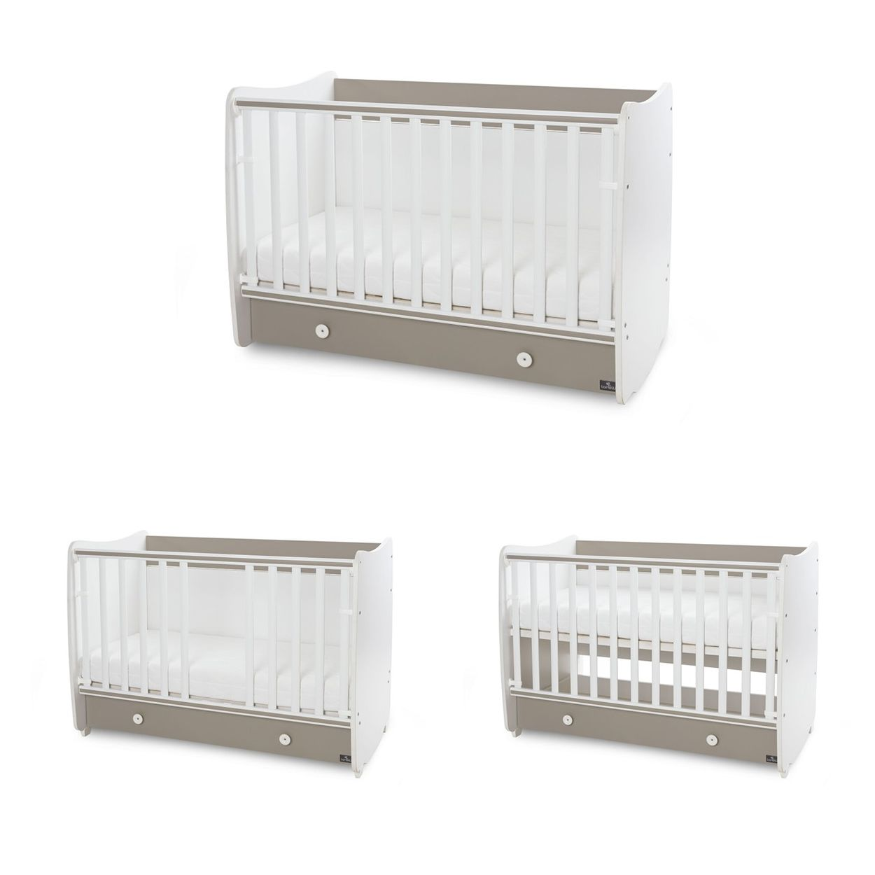 Ein weiß-graues Babybett mit Schublade in drei verschiedenen Konfigurationen auf weißem Hintergrund.