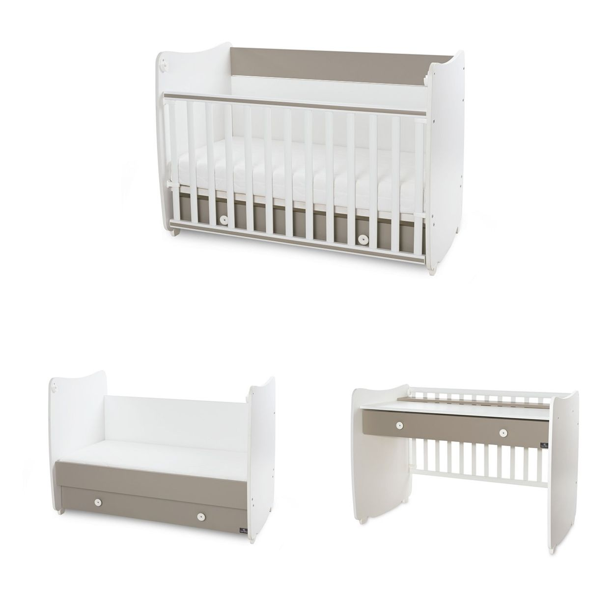 Wandelbares Babybett in weiß und beige, umbaubar zum Sofa und Schreibtisch auf weißem Hintergrund.