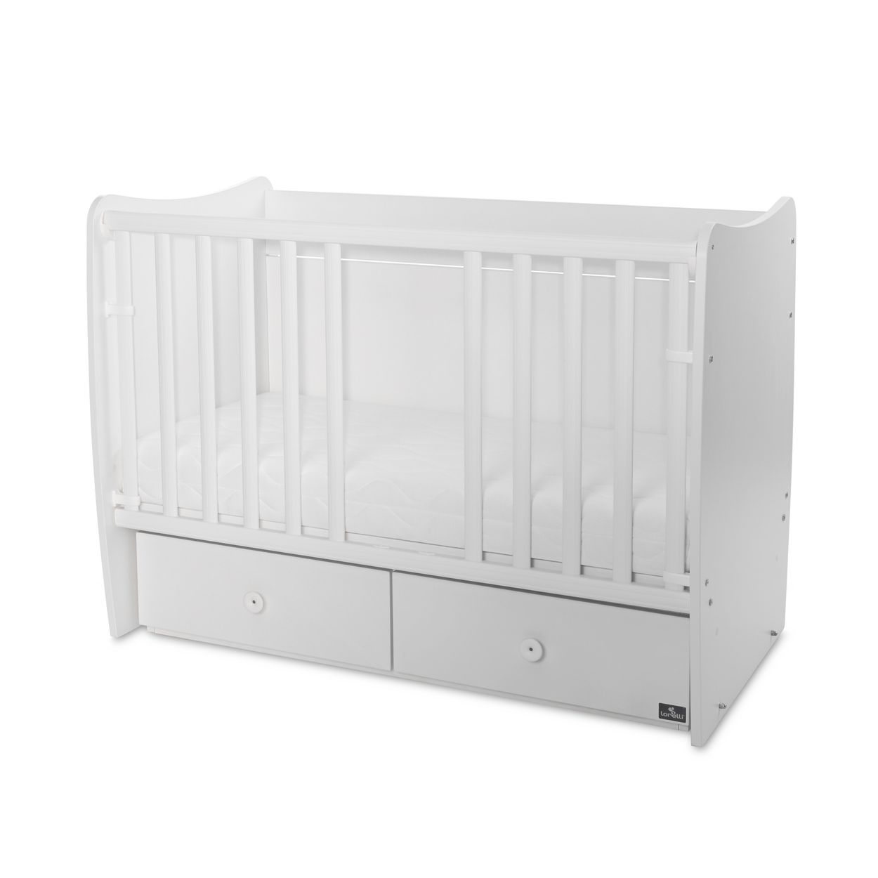 Ein weißes Babybett mit vertikalen Gitterstäben, einer Matratze und zwei integrierten Schubladen unten auf weißem Grund.