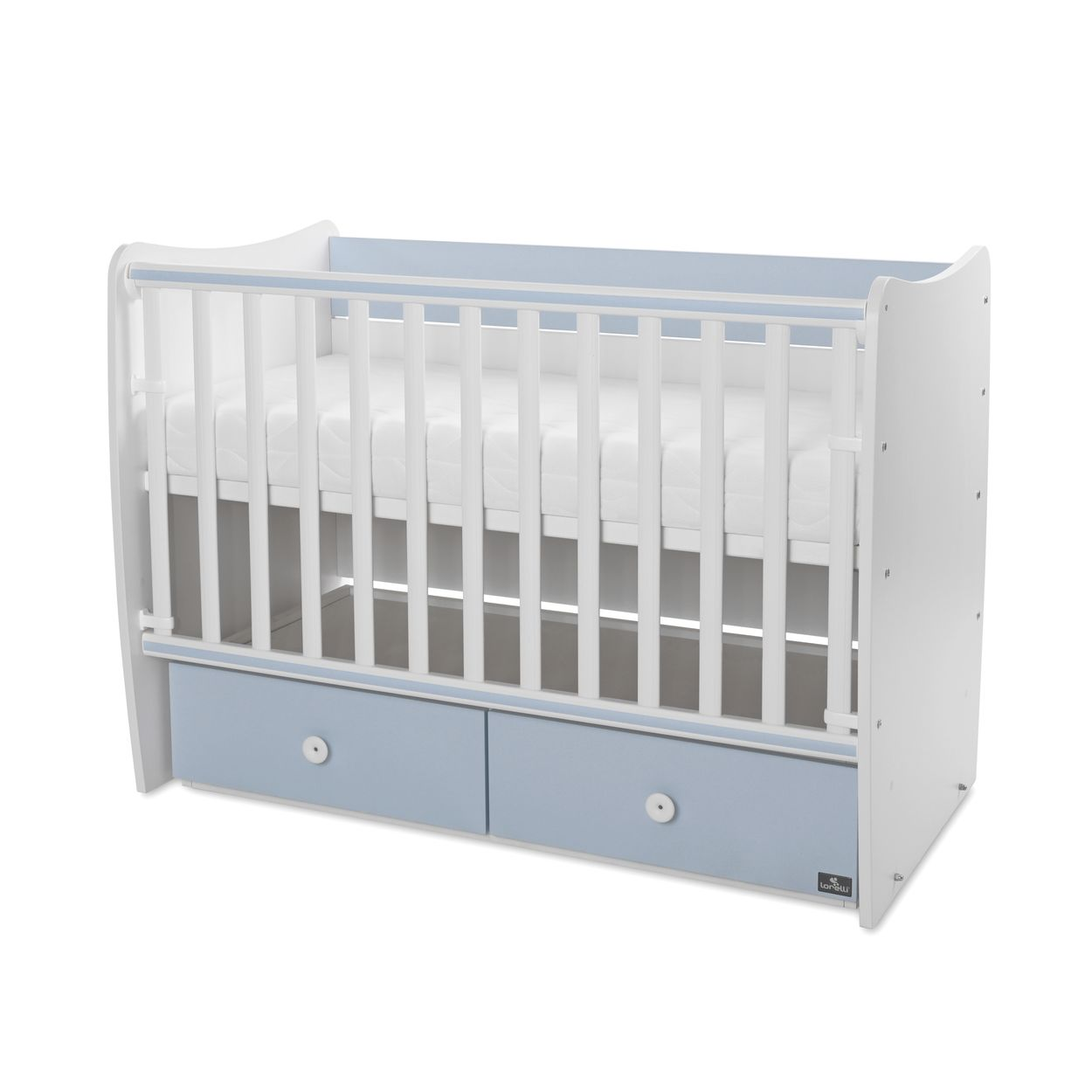 Weißes Babybett mit hellblauen Akzenten und zwei Schubladen unten auf weißem Hintergrund.