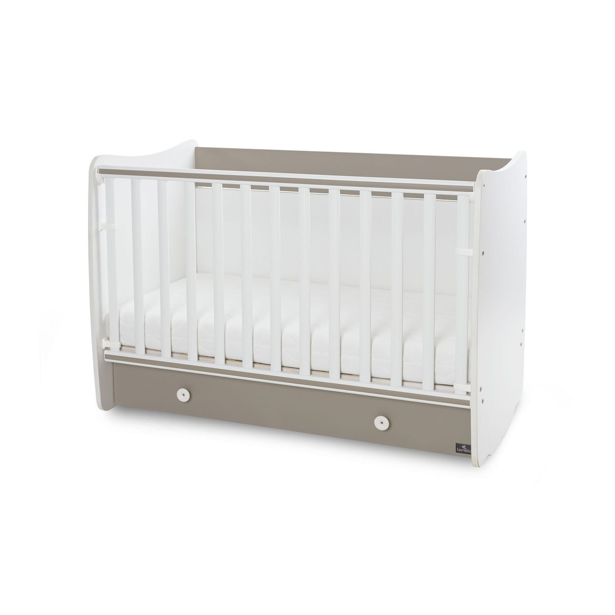 Ein weiß-graues Babybett mit weißen Gitterstäben, Matratze und unterer Schublade auf weißem Hintergrund.