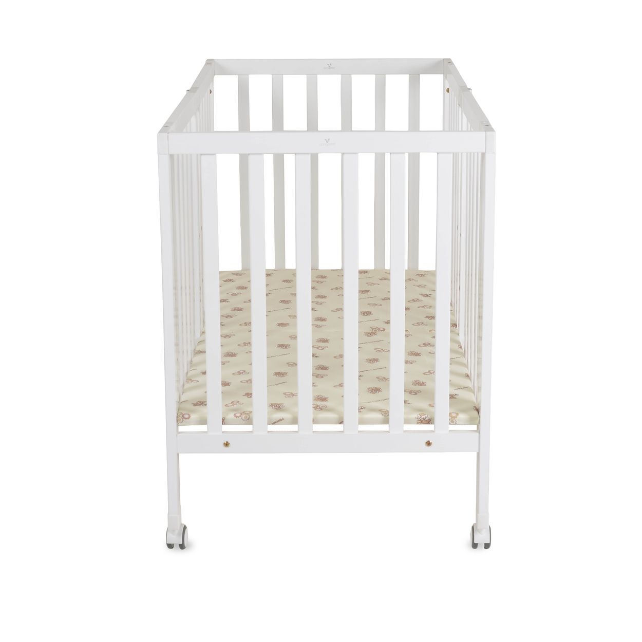 Ein weißes Babybett aus Holz mit Rollen und gemusterter Matratze auf weißem Hintergrund.