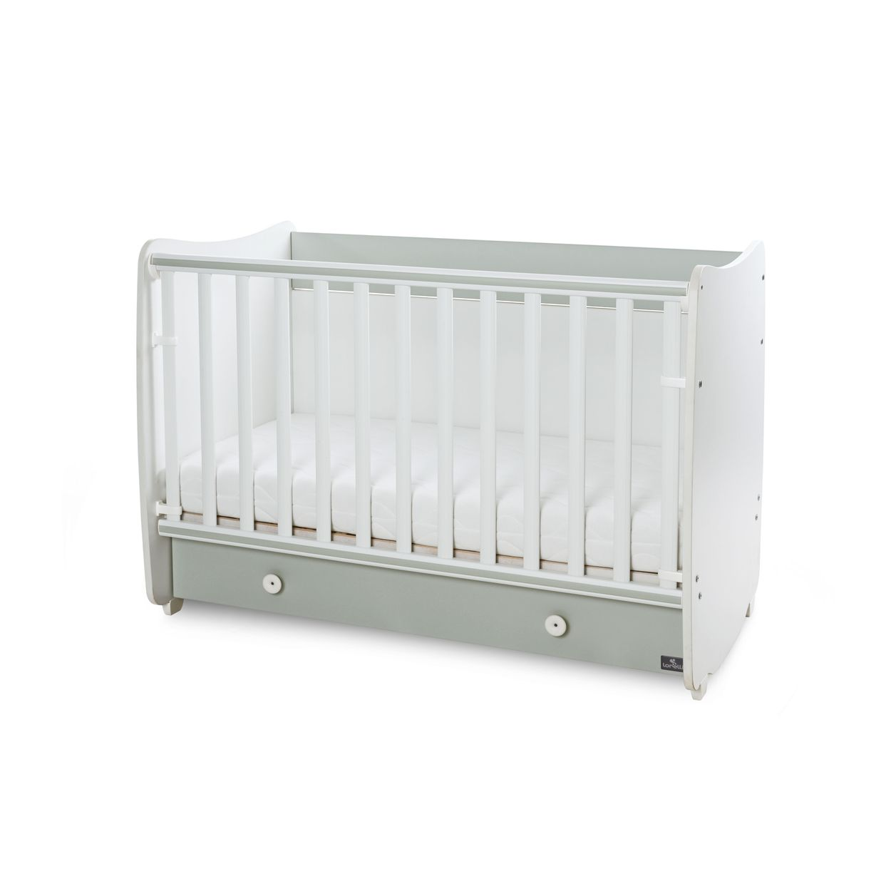 Ein weiß-graues Babybett mit weißen Gitterstäben und einer Matratze sowie einer Schublade unten auf weißem Grund.