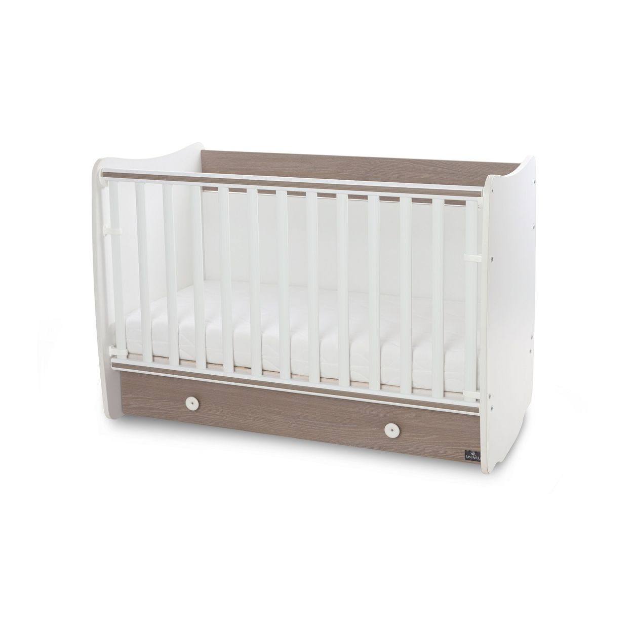 Ein weiß-braunes Babybett mit Lattenrost, Matratze und einer unteren Schublade auf weißem Hintergrund.