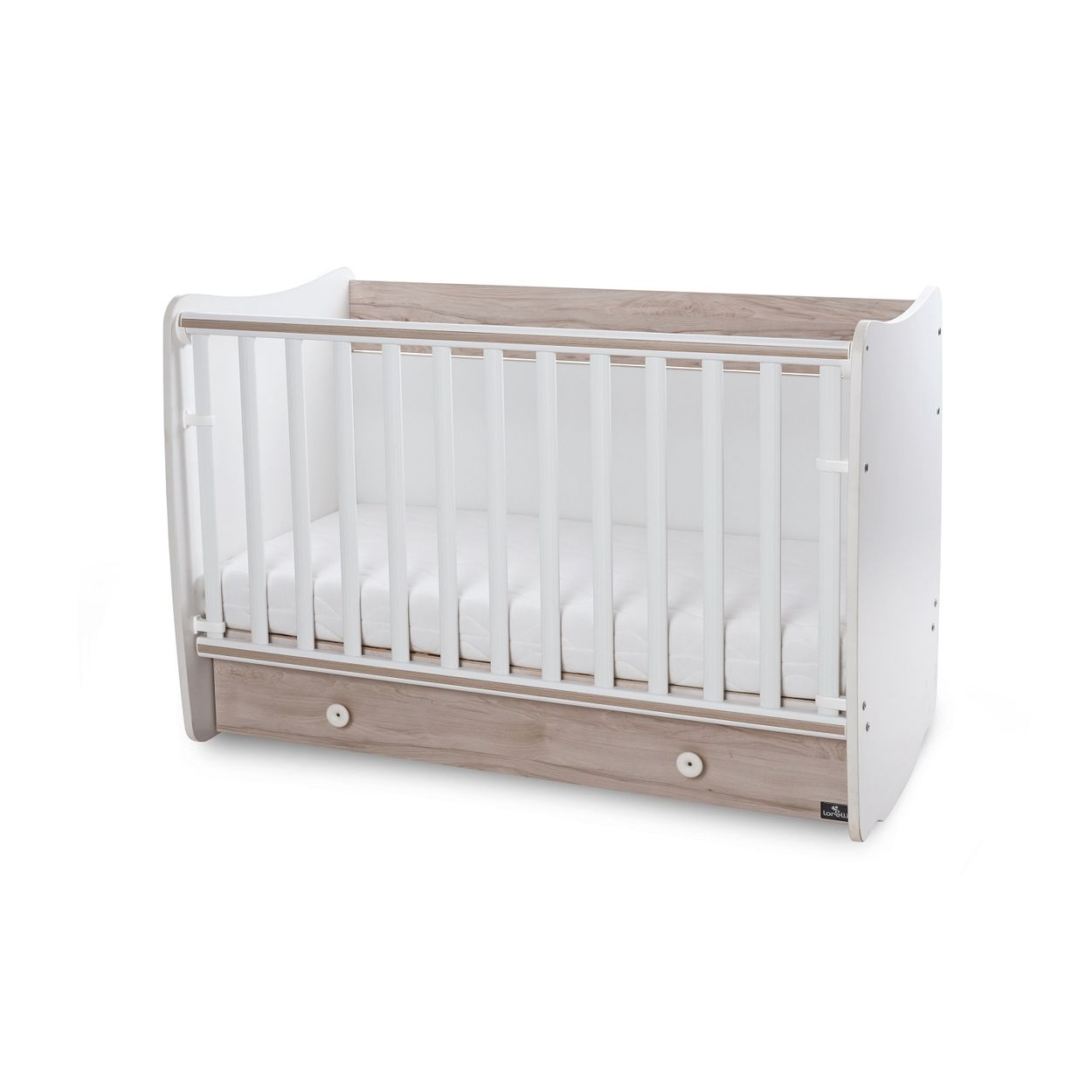 Ein weißes und holzfarbenes Babybett mit Gitterstäben und einer Schublade unten steht auf weißem Hintergrund.