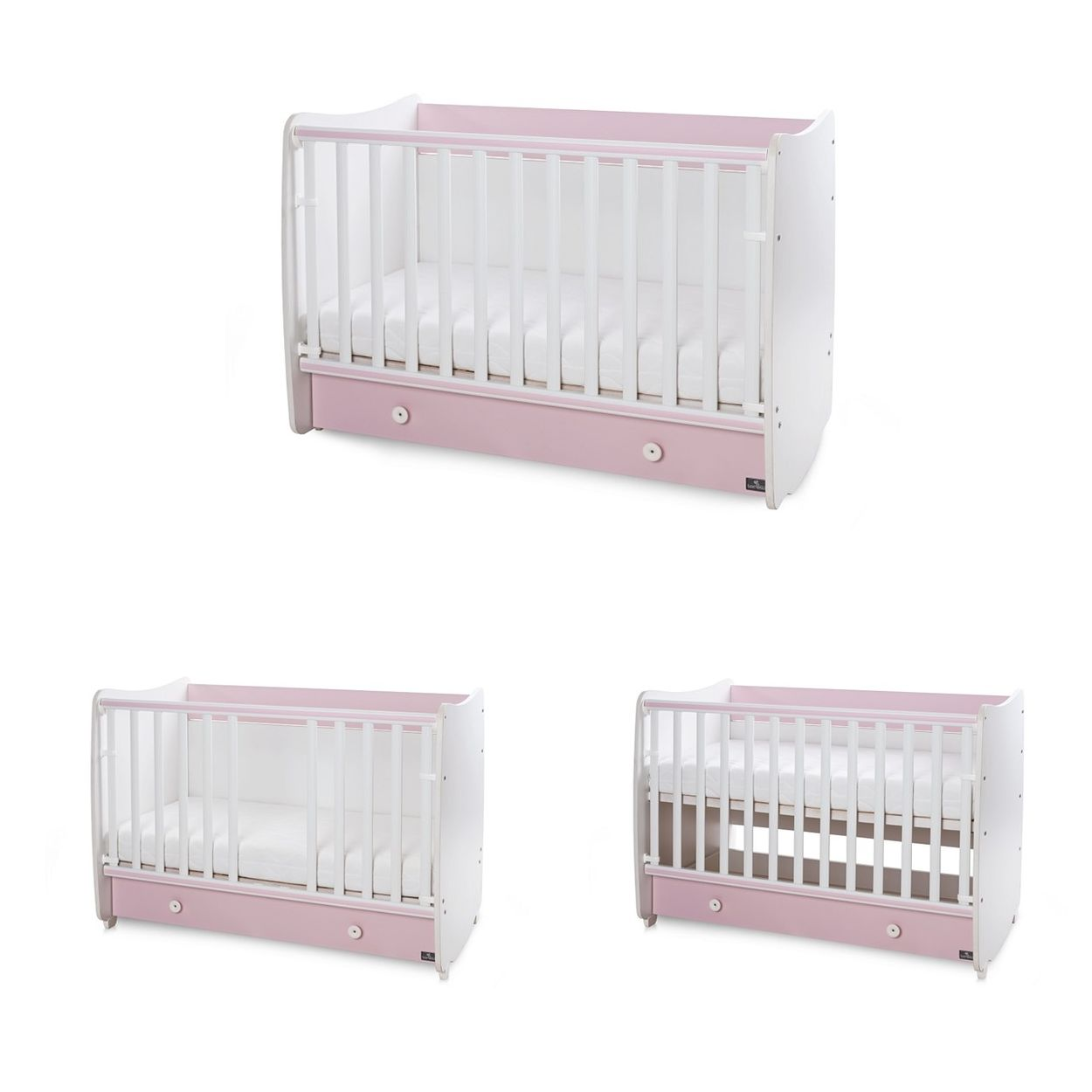 Drei weiße und rosa Babybetten mit Matratzen und Schubladen auf weißem Hintergrund.