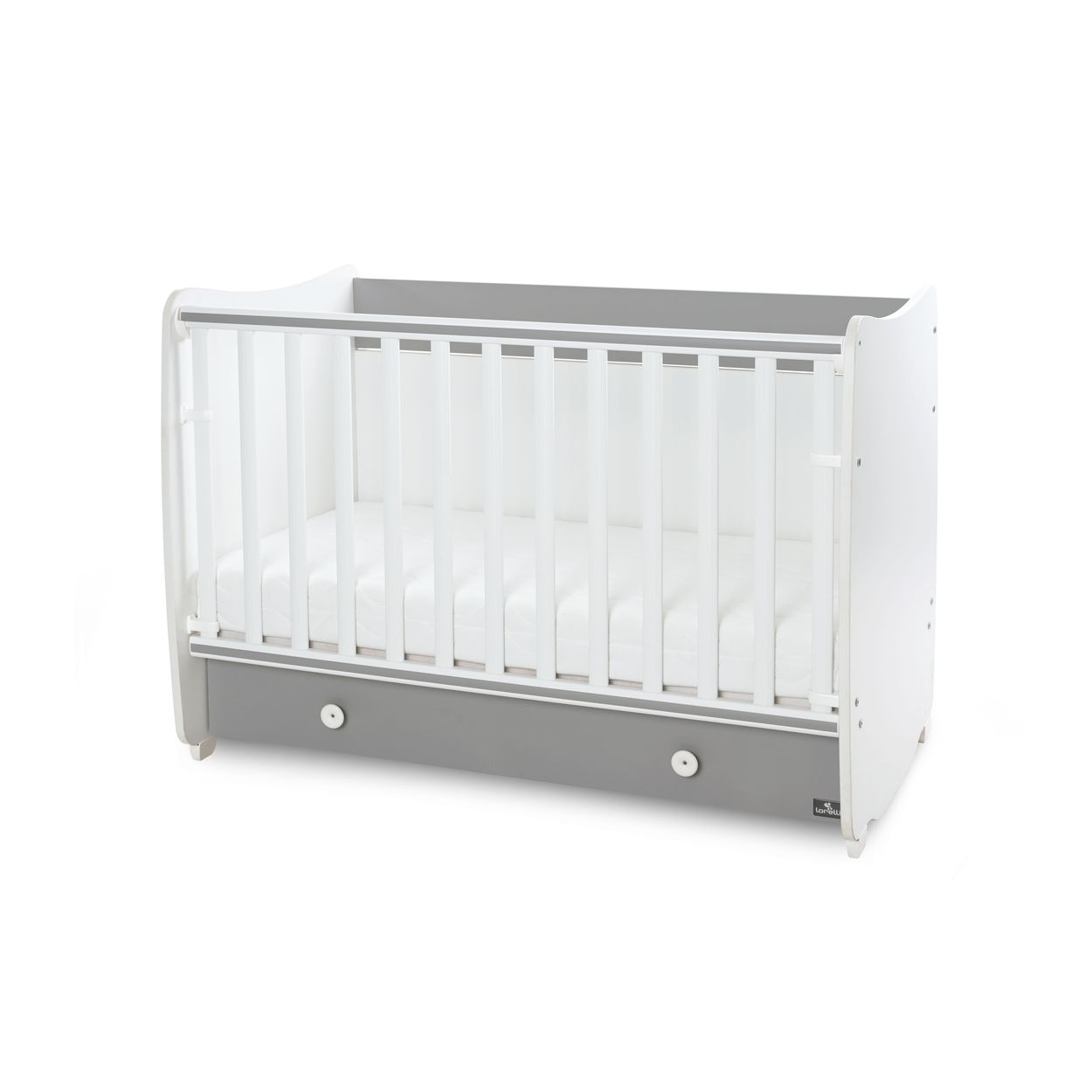 Ein weiß-graues Babybett mit vertikalen Stäben, Matratze und Schublade unten, freigestellt auf weiß.
