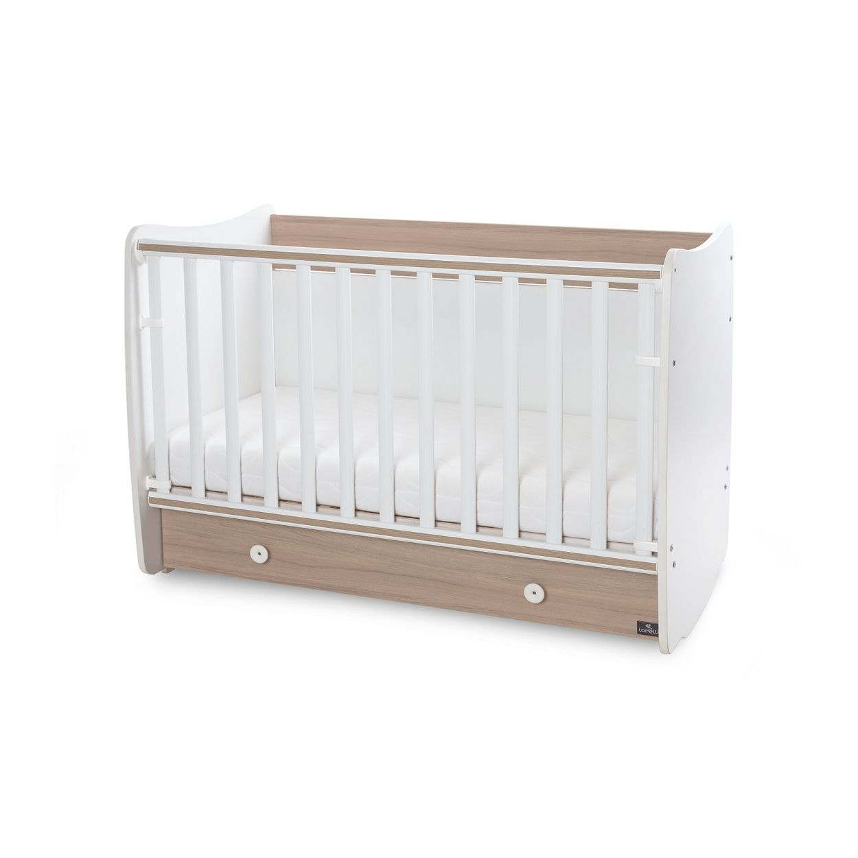 Ein weißes Babybett mit Holzoptik, vertikalen Gitterstäben und einer Schublade unten vor weißem Hintergrund.