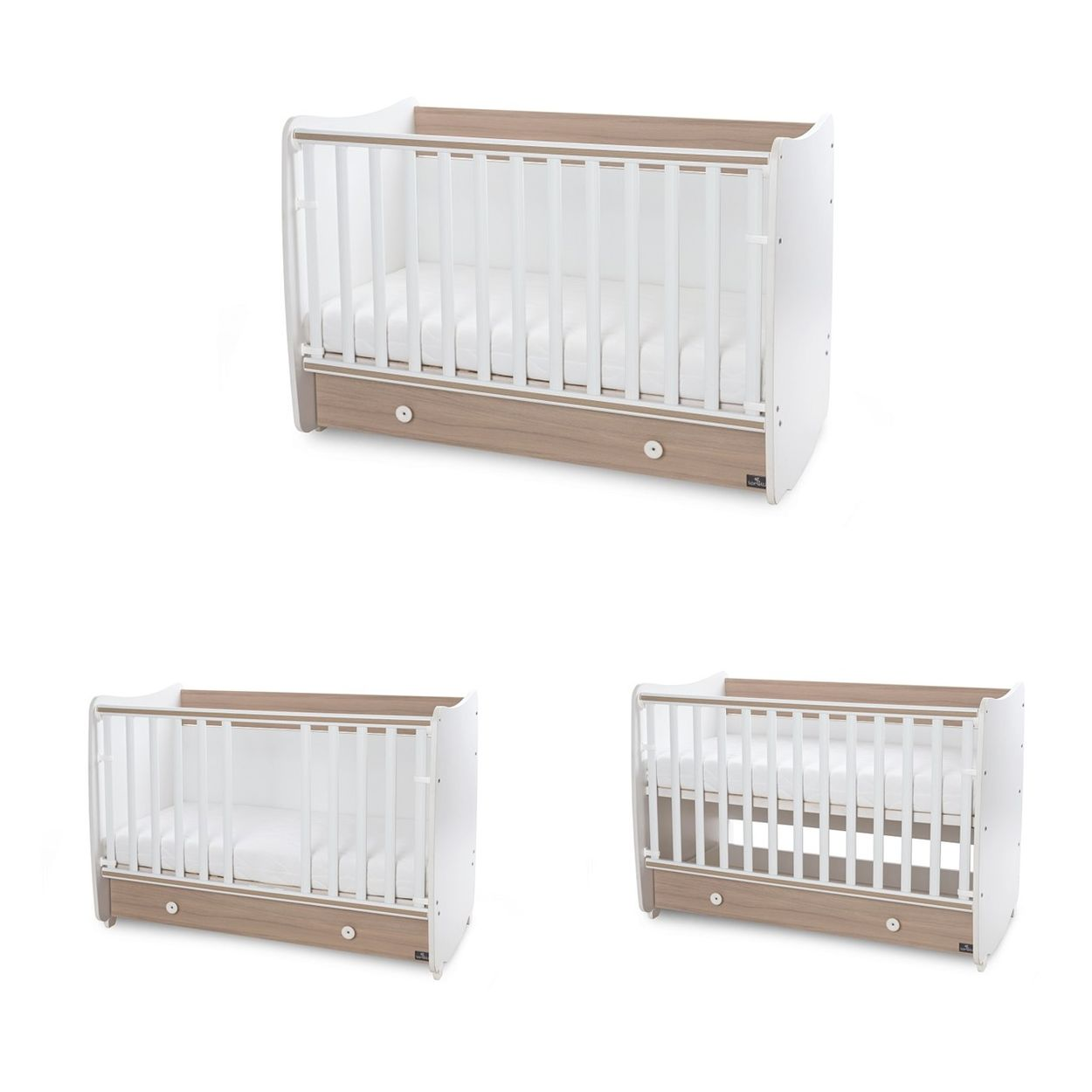 Ein weiß-holzfarbenes Babybett mit integrierter Schublade und höhenverstellbarem Gitter in drei Ansichten.