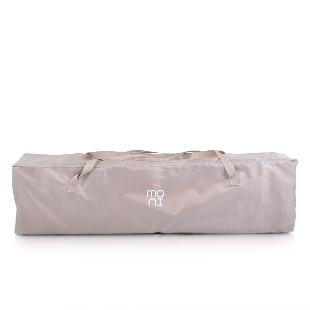 Eine beige Reisebett-Tasche mit Tragegriffen und weißem Moni-Logo auf hellem Hintergrund.