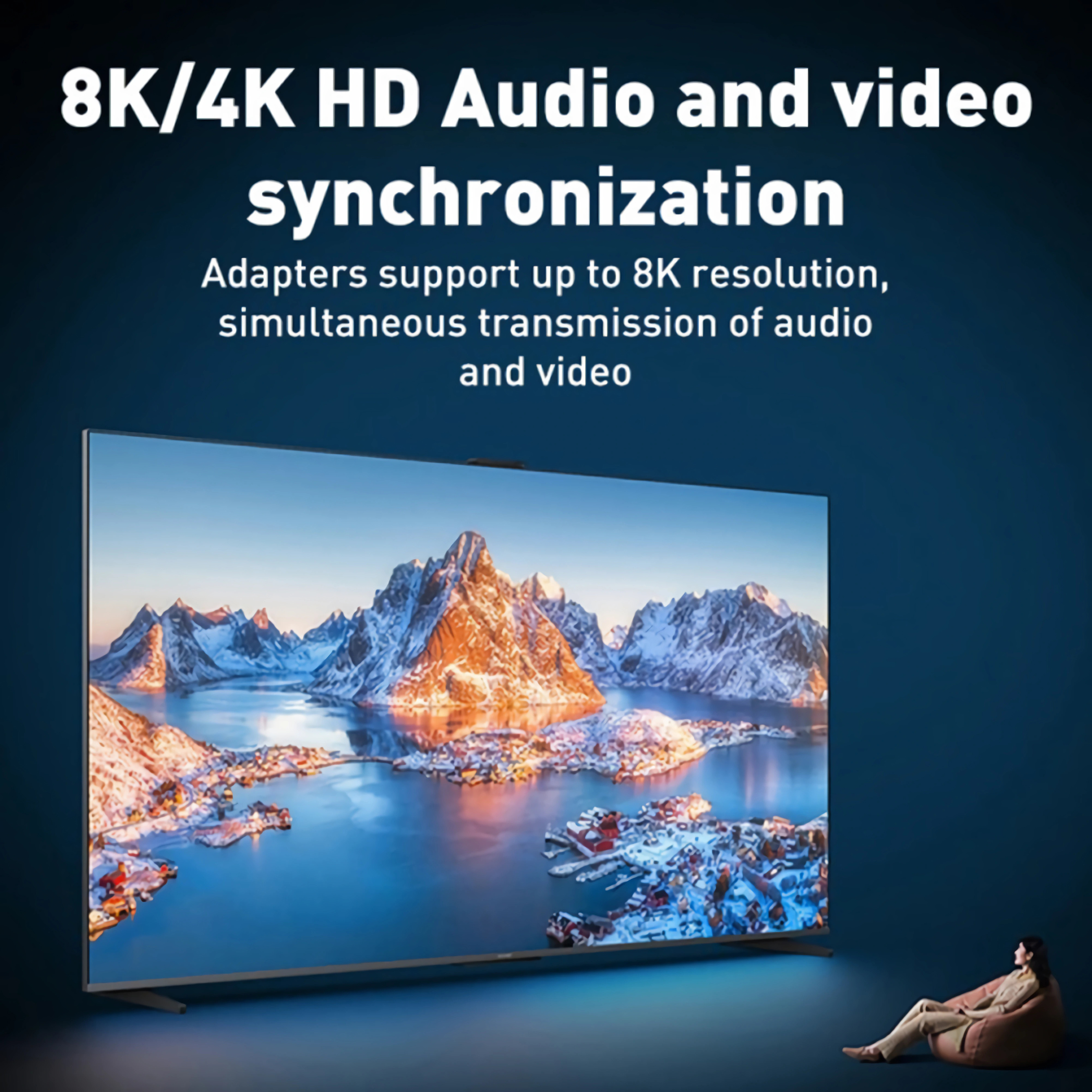 Eine Person sitzt vor einem großen Fernseher, der eine Berglandschaft zeigt, mit Text über 8K-Audio und Video.