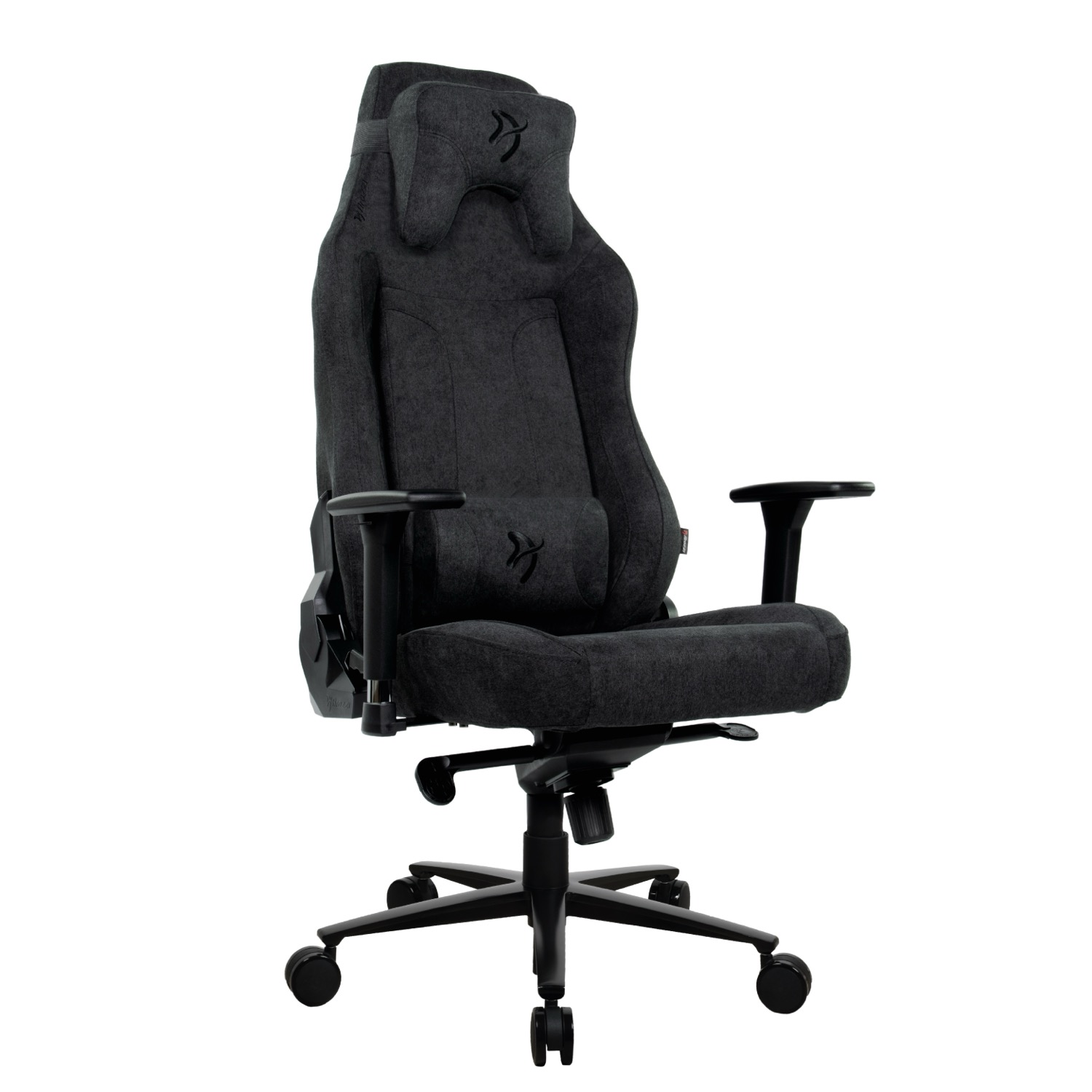 Una sedia da gioco ergonomica grigio scuro con poggiatesta, cuscino lombare e braccioli neri su ruote.