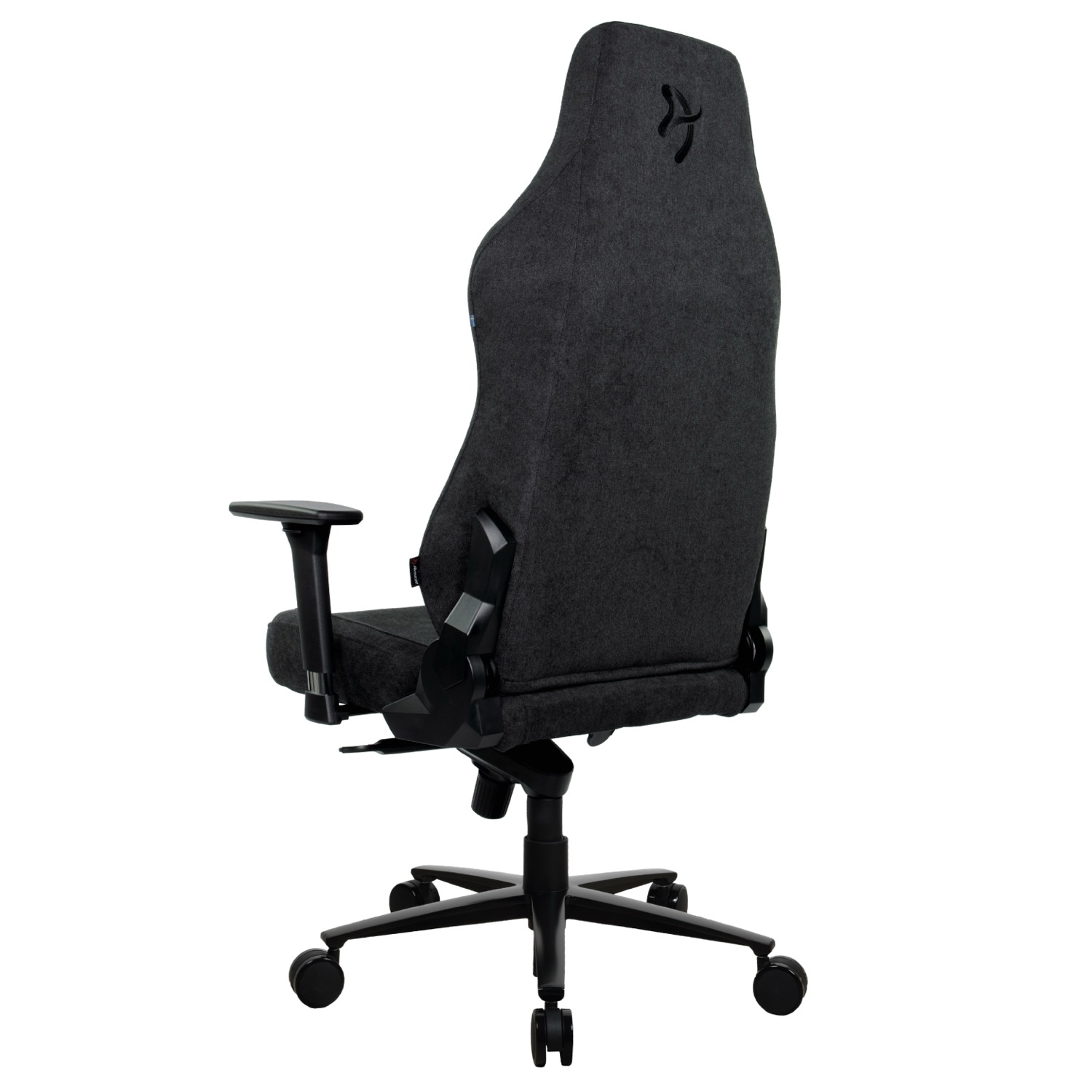Vista posteriore di una sedia da gioco ergonomica scura con ruote e base nera su sfondo bianco.