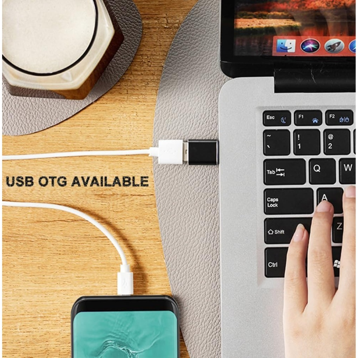 Ein Smartphone ist über ein USB-Kabel mit einem Laptop verbunden, mit der Aufschrift USB OTG AVAILABLE.
