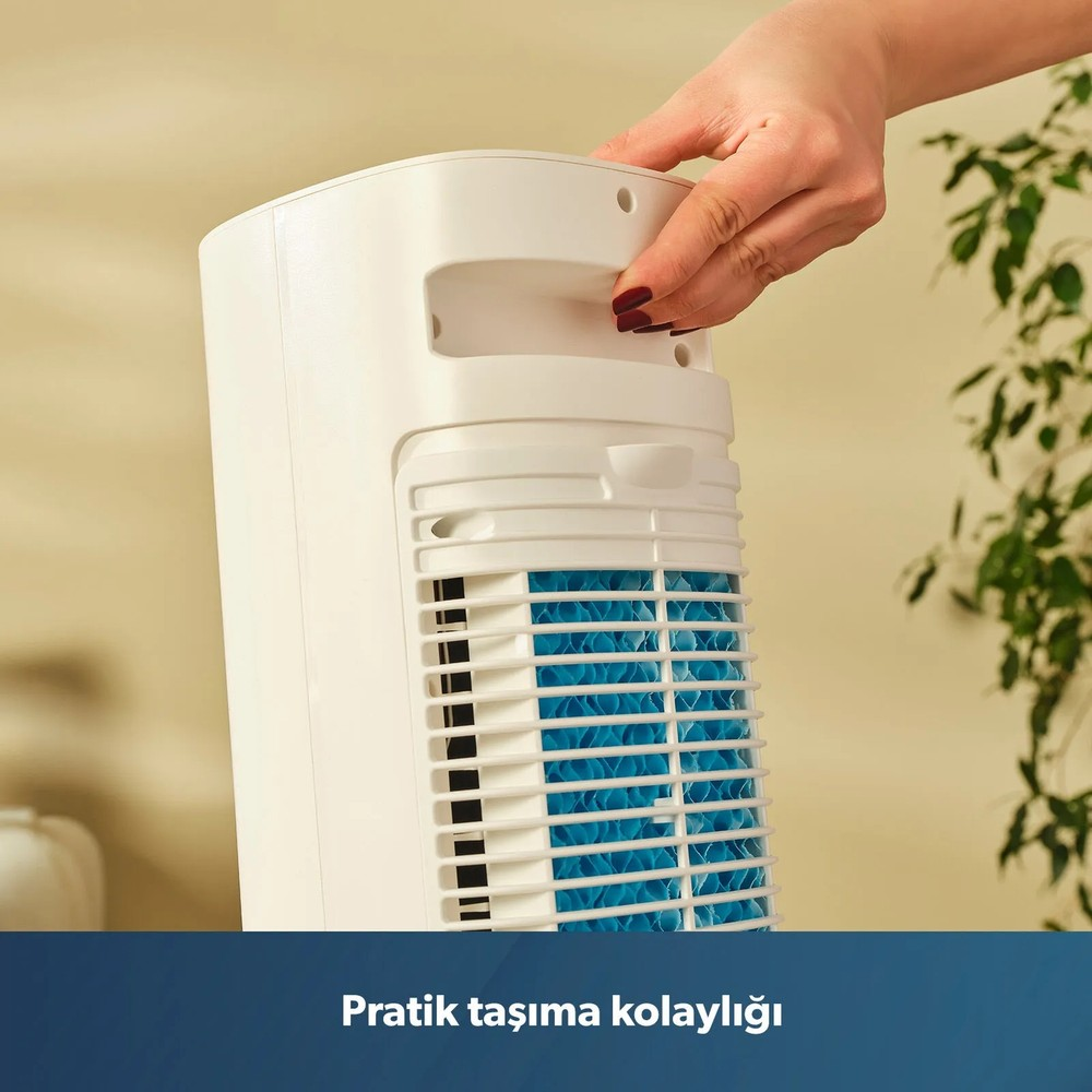 Bej duvar ve yeşil bitki önünde, beyaz bir hava soğutucunun tutma yerini kavrayan bir el.