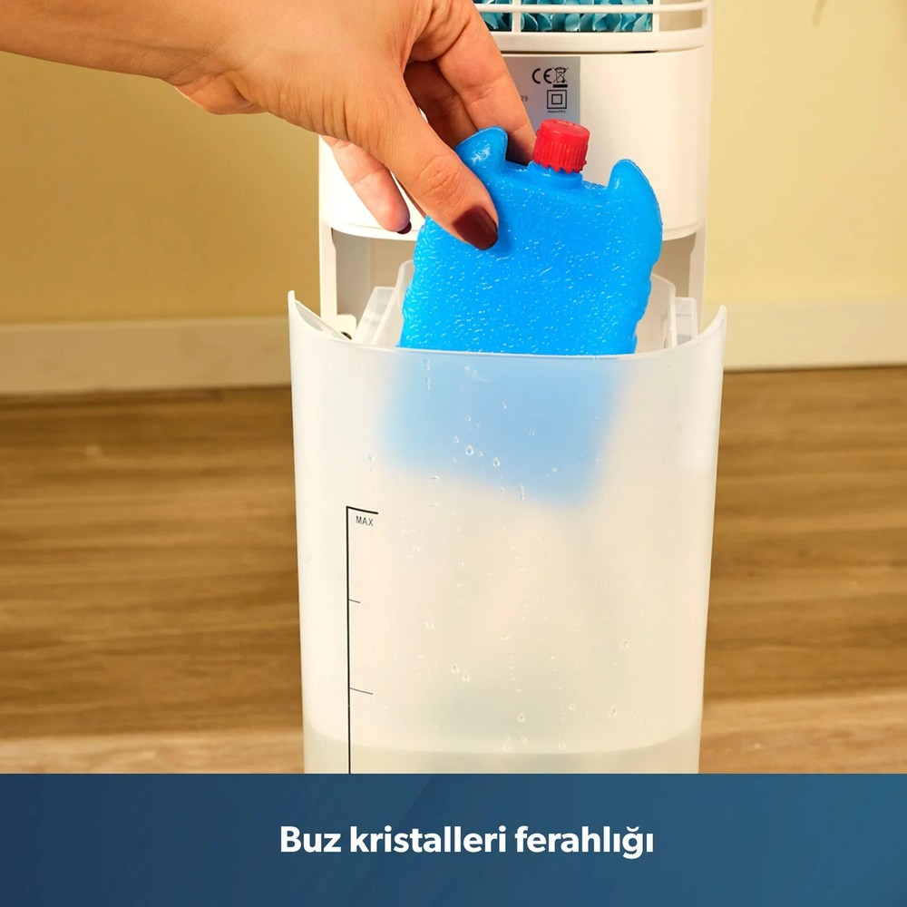 Bir el, bir hava soğutucusunun su haznesine mavi bir buz kasedi yerleştiriyor.