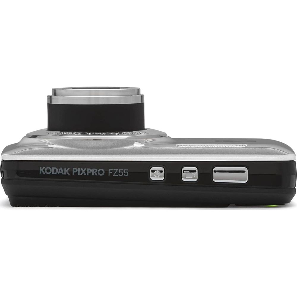 Eine schwarze und silberne Kodak Pixpro FZ55 Digitalkamera von der Seite auf weißem Hintergrund.