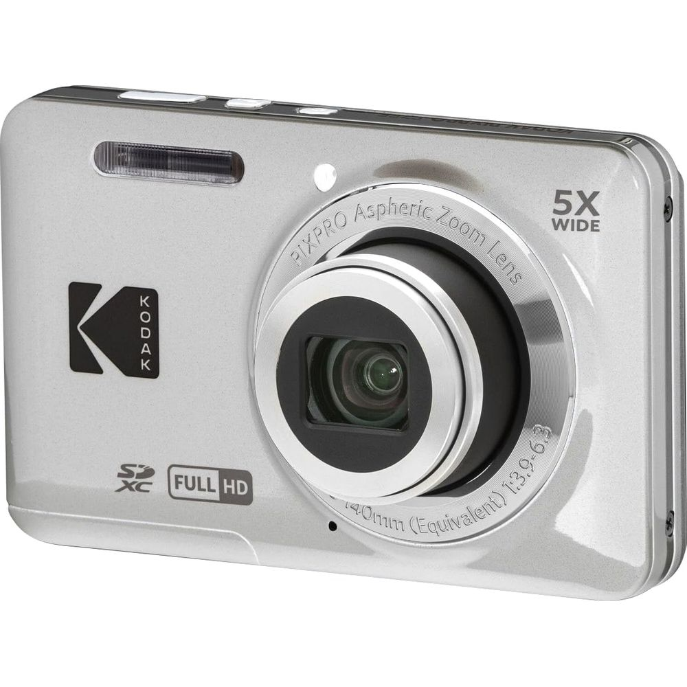 Eine kompakte silberne Kodak-Digitalkamera mit ausgefahrenem Objektiv auf weißem Hintergrund.