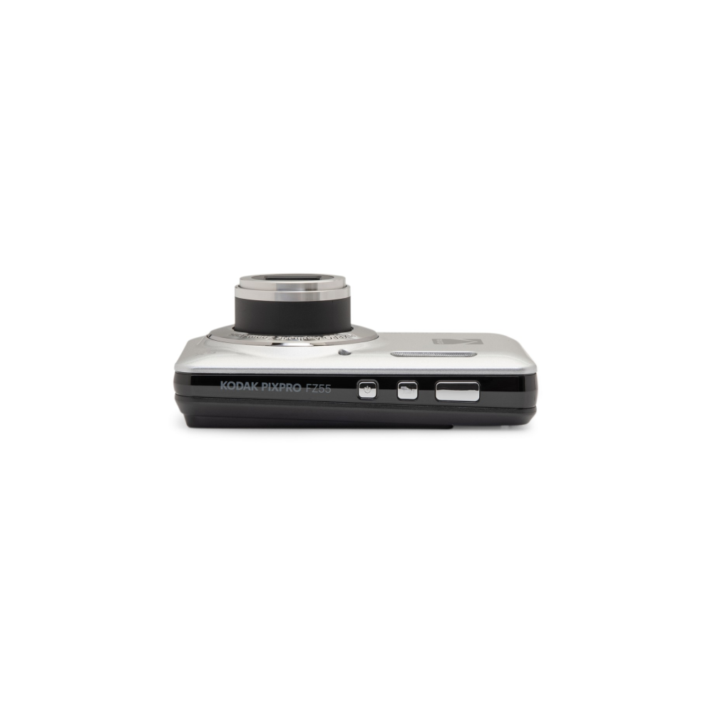 Eine silberne und schwarze Kodak Pixpro FZ55 Digitalkamera von der Seite auf weißem Hintergrund.