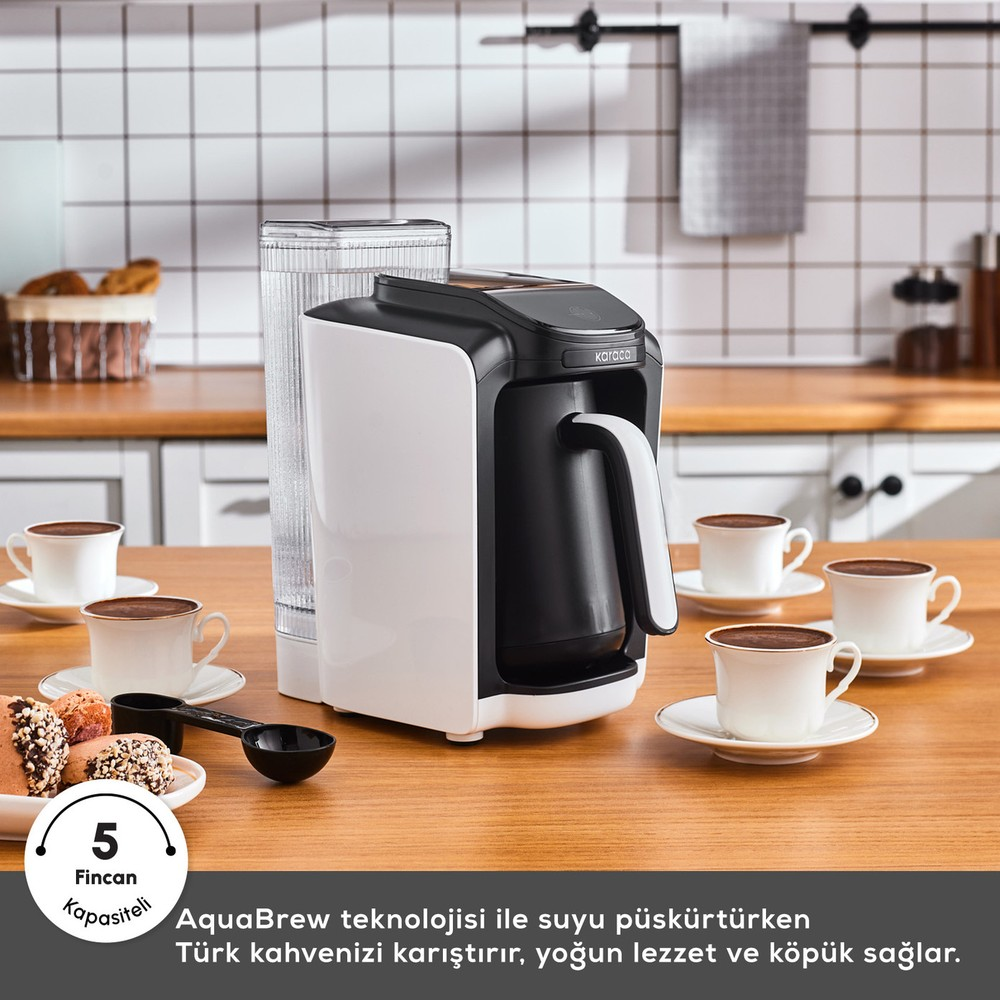 Ahşap masa üzerinde Türk kahve makinesi, beş fincan kahve ve kurabiyeler.
