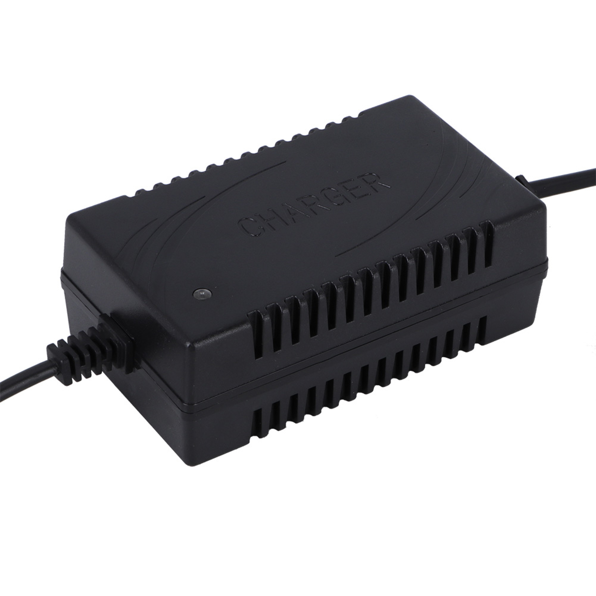 Ein schwarzes Ladegerät mit dem Aufdruck CHARGER und Lüftungsschlitzen an der Seite, mit angeschlossenen Kabeln auf beiden Seiten.