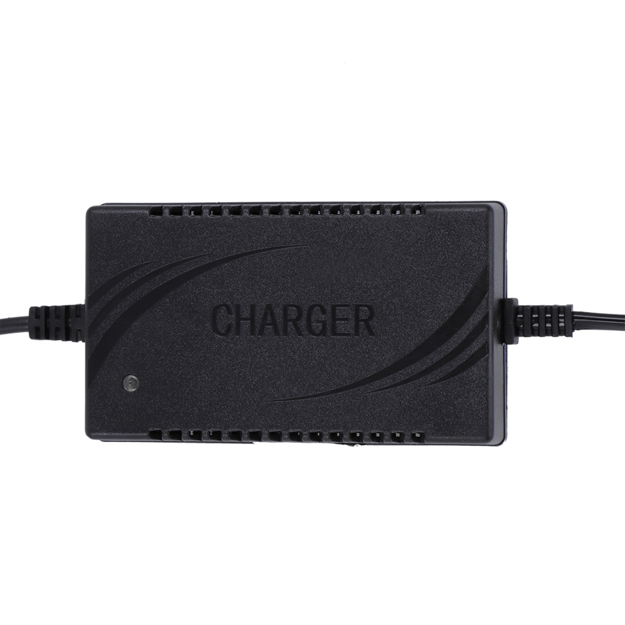 Ein schwarzes, rechteckiges Ladegerät mit der Aufschrift CHARGER in der Mitte und beidseitig angeschlossenen Kabeln.