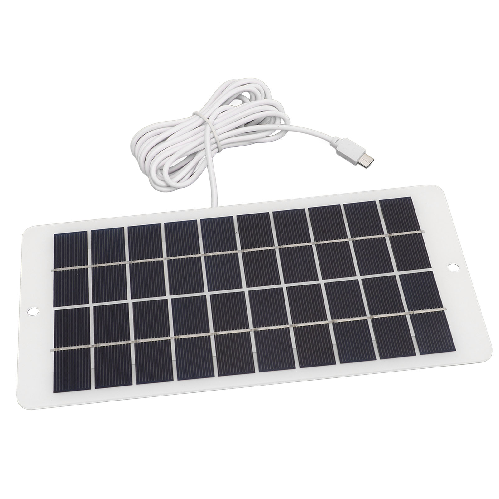Ein kleines weißes Solarpanel mit einem aufgerollten weißen USB-Kabel und einem Stecker auf weißem Hintergrund.