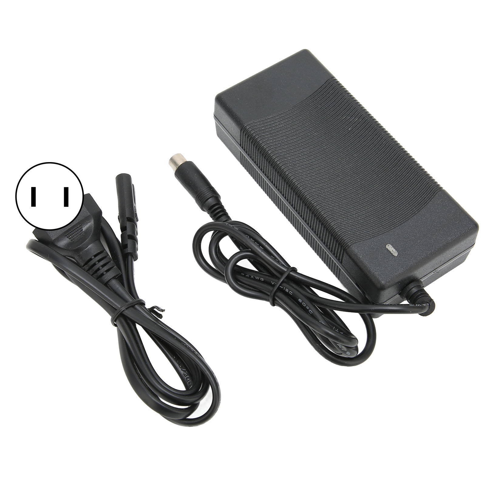Ein schwarzes Netzteil mit Netzkabel und Stecker auf weißem Hintergrund.