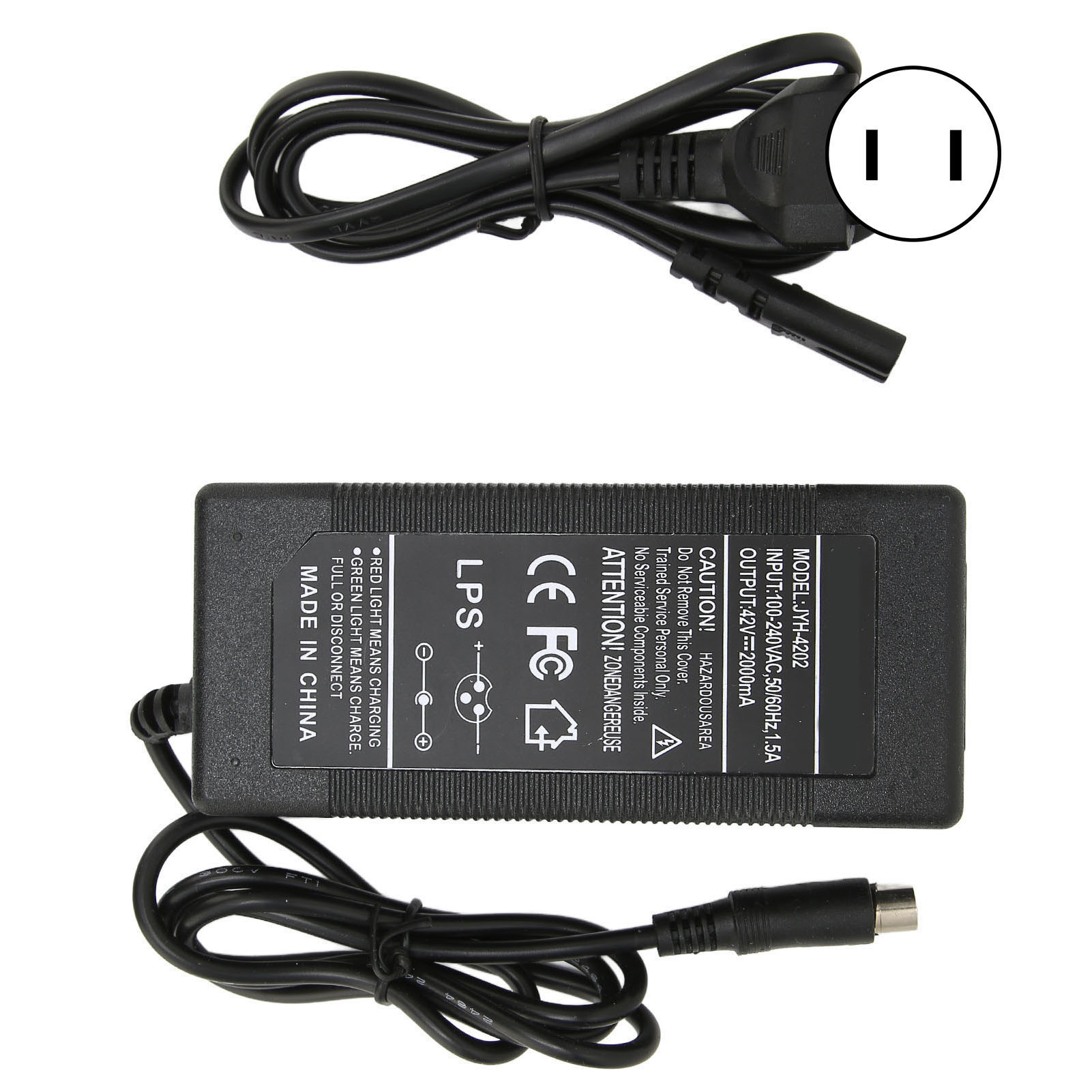 Ein schwarzes Netzteil mit CE- und FCC-Prüfzeichen, zwei Kabeln und einem US-Stecker vor weißem Hintergrund.