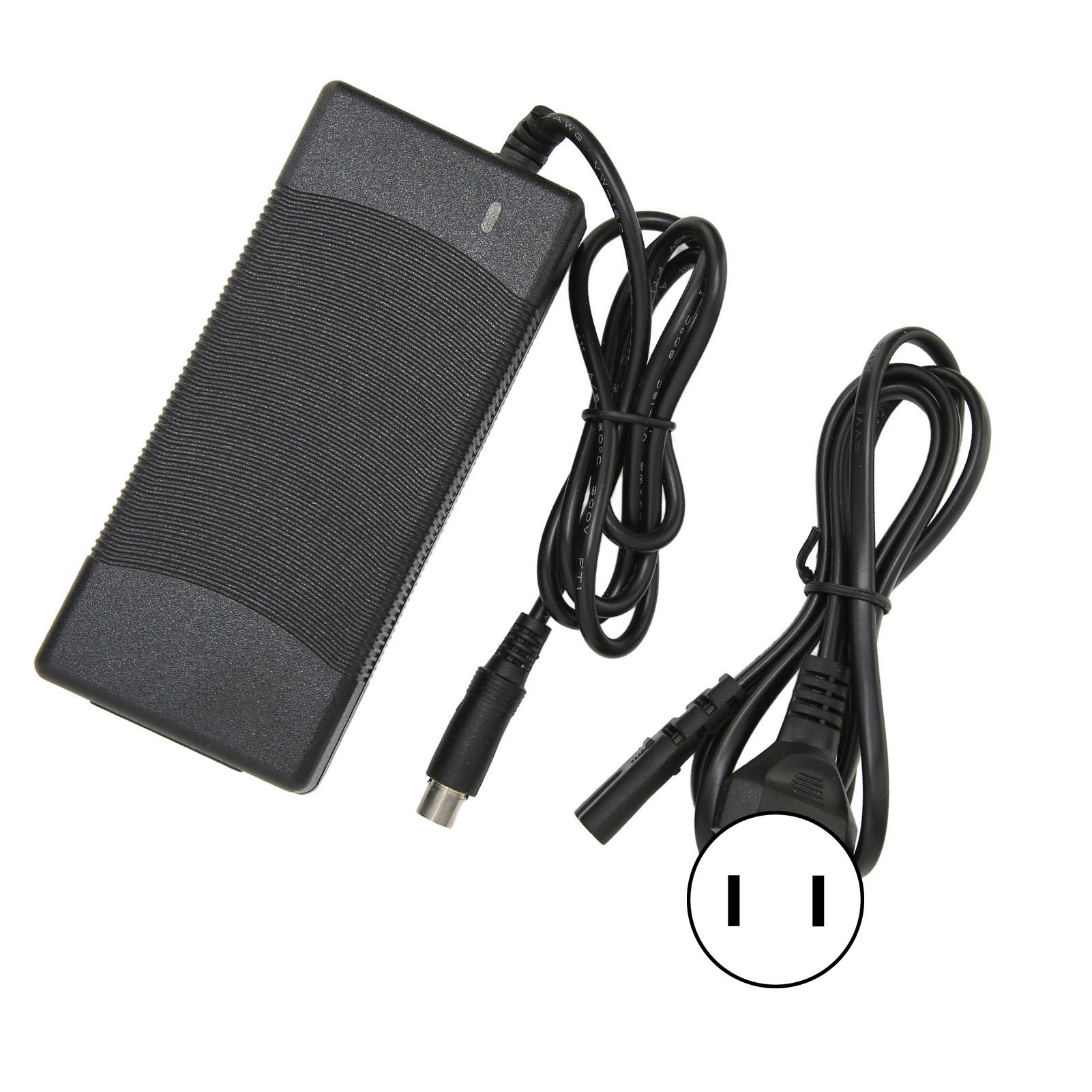 Ein schwarzes Netzteil mit aufgerolltem Kabel und Stecker auf weißem Hintergrund.