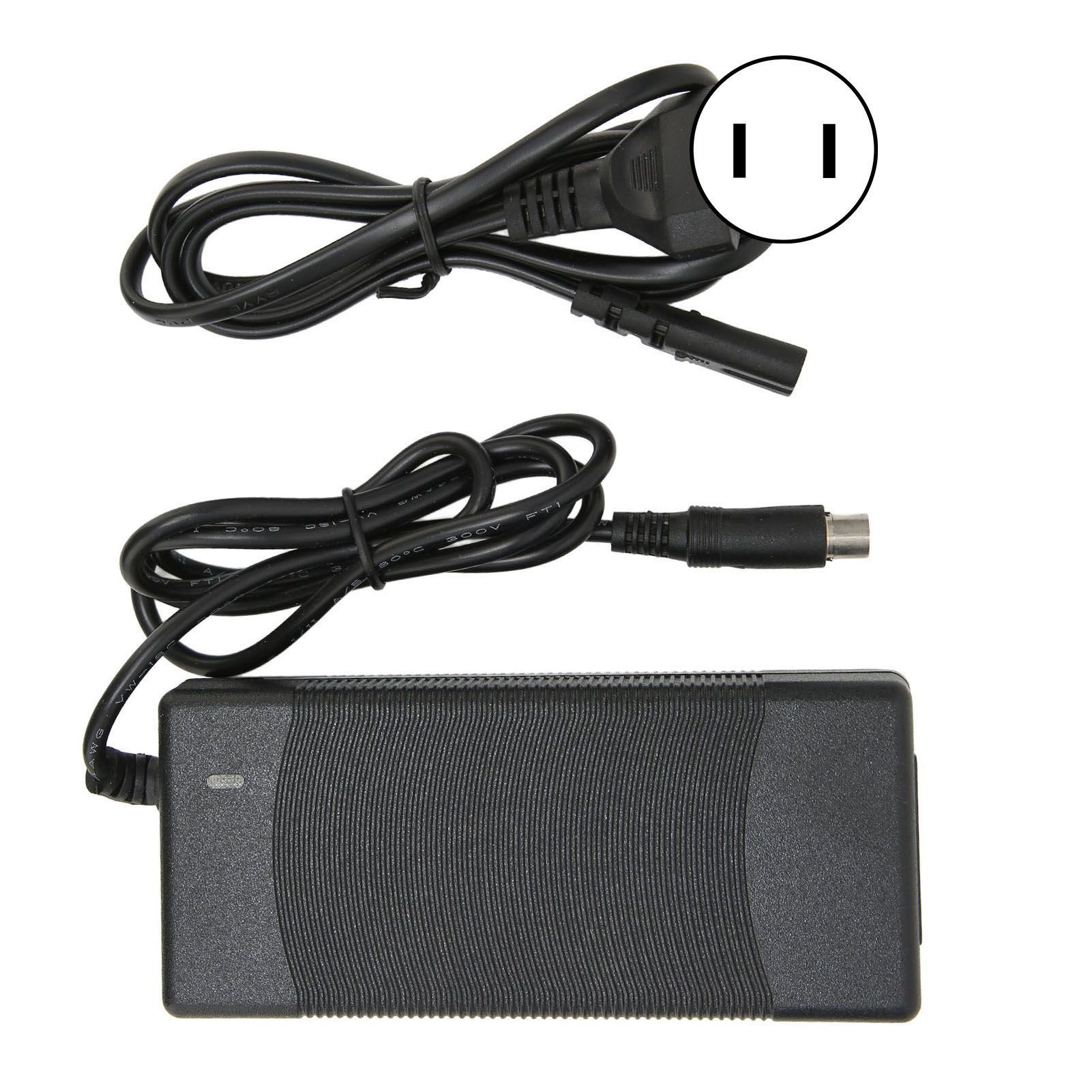 Schwarzes Netzteil mit gewickeltem Netzkabel und Stecker auf weißem Hintergrund.