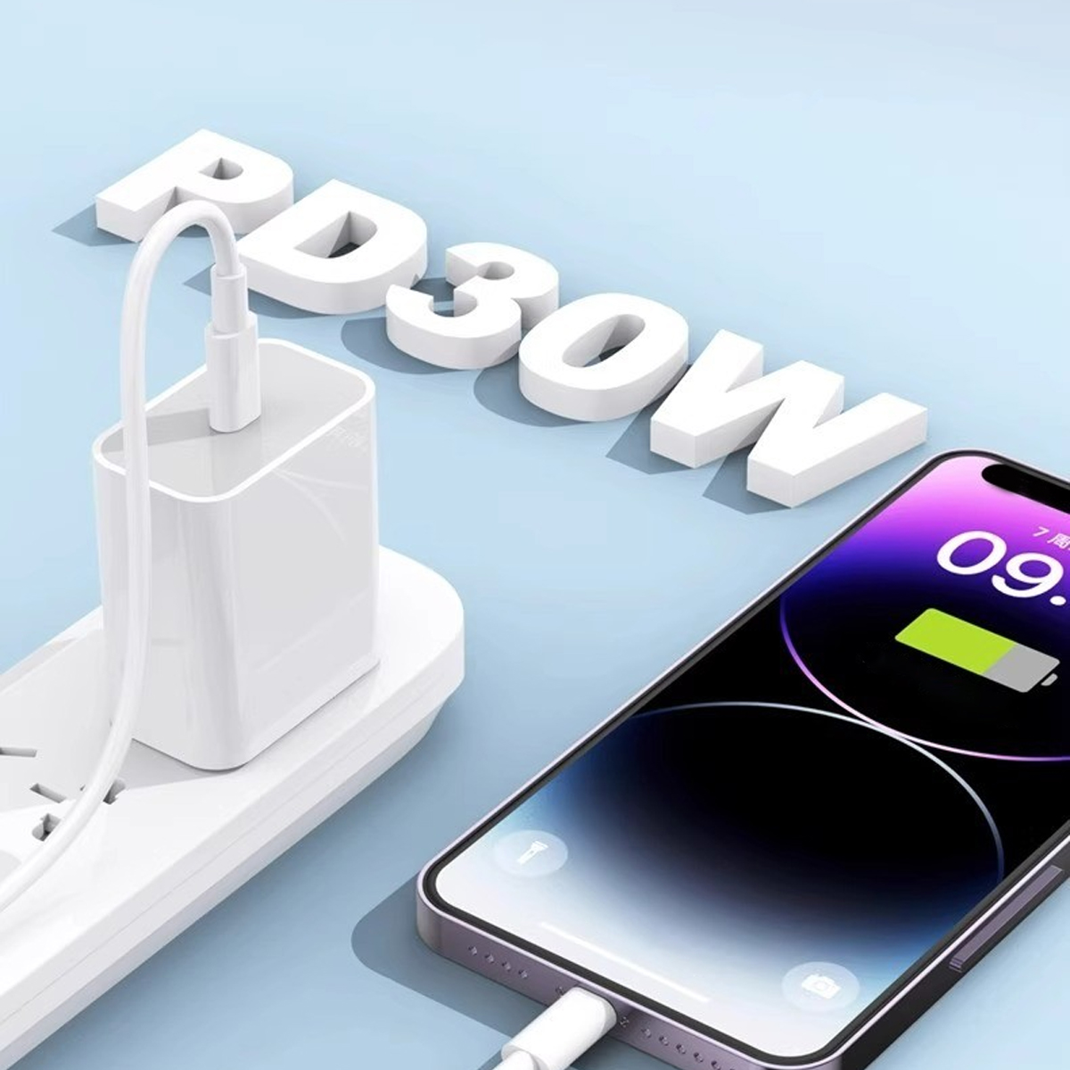 Ein weißes PD 30W Schnellladegerät in einer Steckdosenleiste lädt ein Smartphone mit Ladeanzeige.