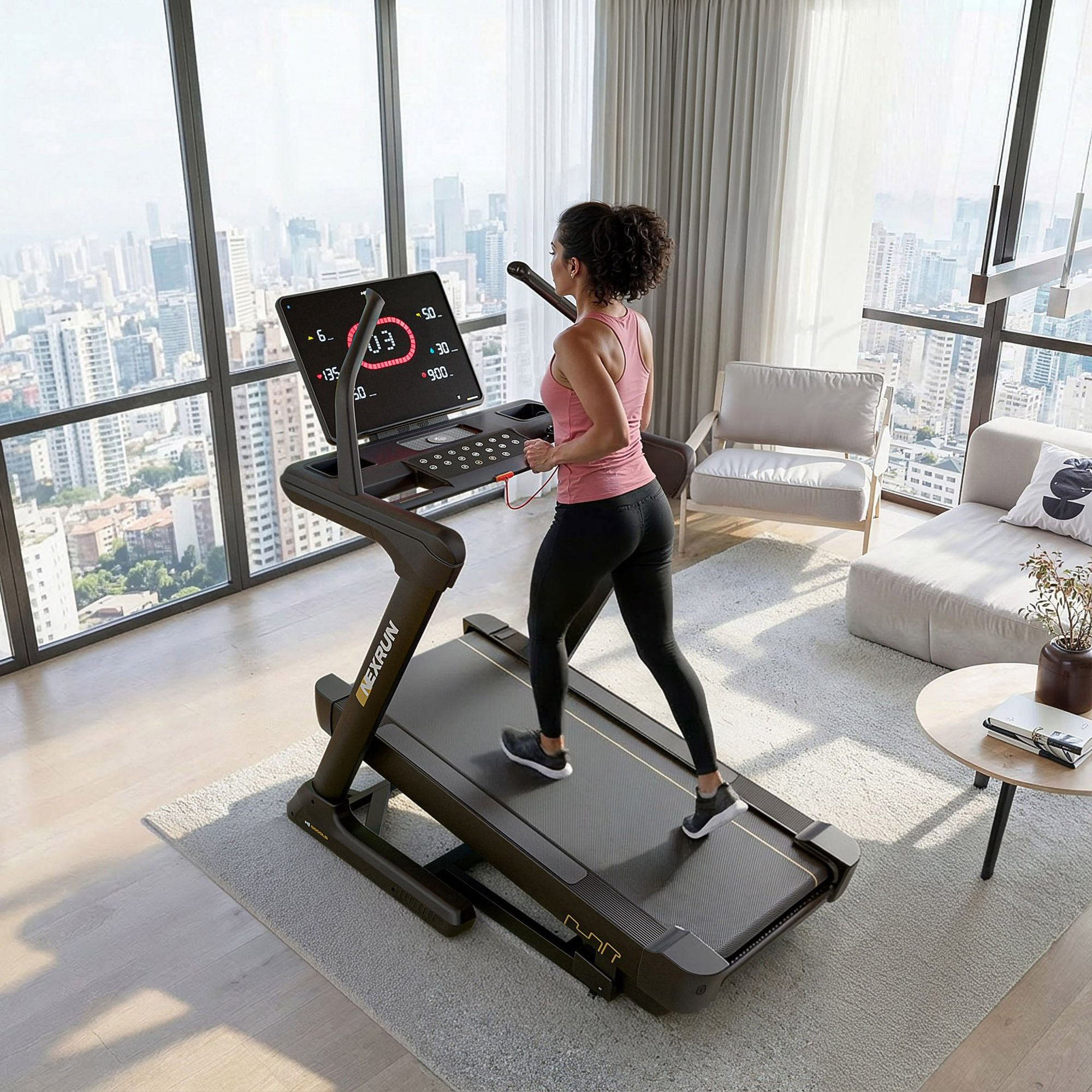Eine Frau läuft in einem modernen Apartment mit Stadtblick auf einem Laufband.