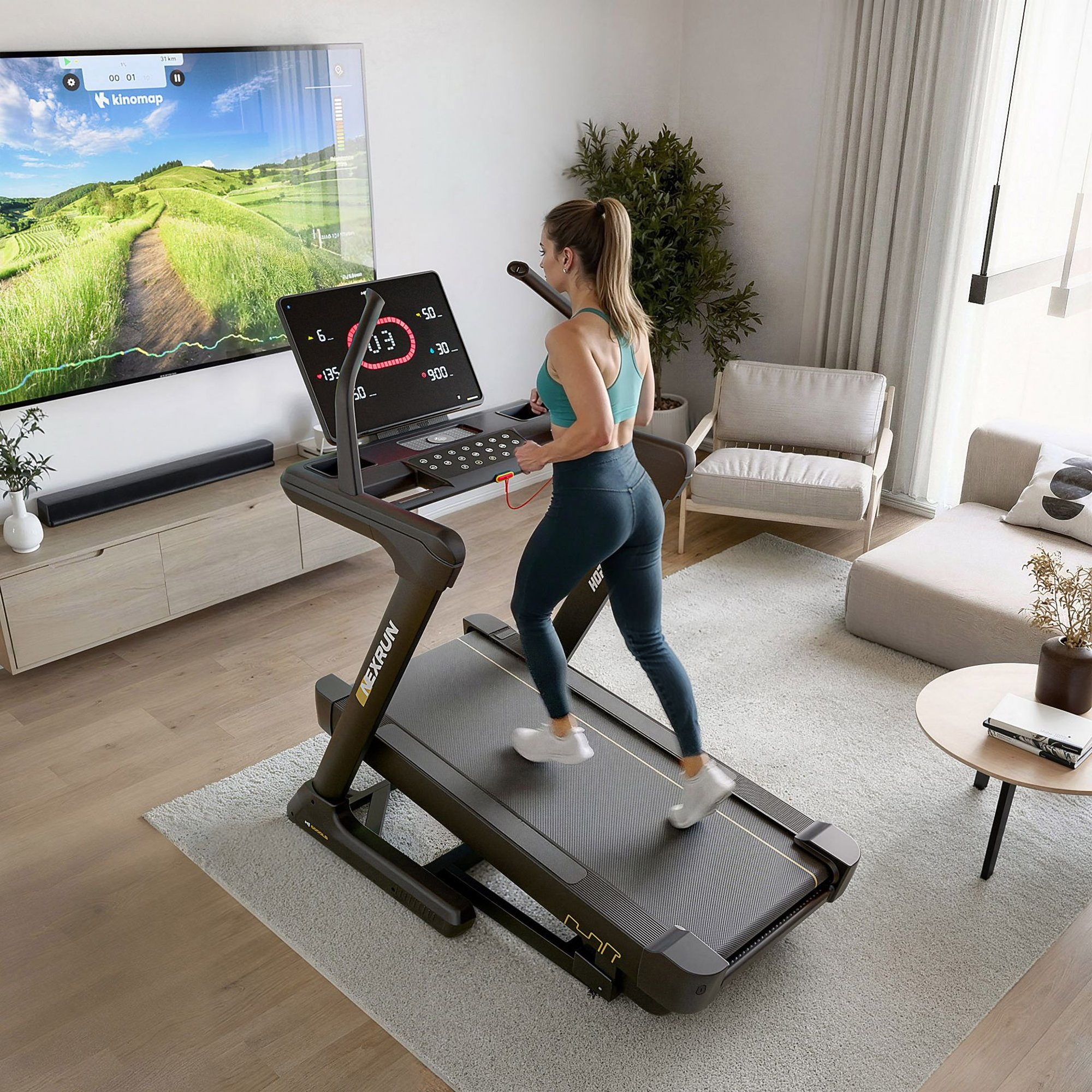Eine Frau läuft in einem modernen Wohnzimmer auf einem Laufband vor einem großen Fernseher mit virtuellem Weg.