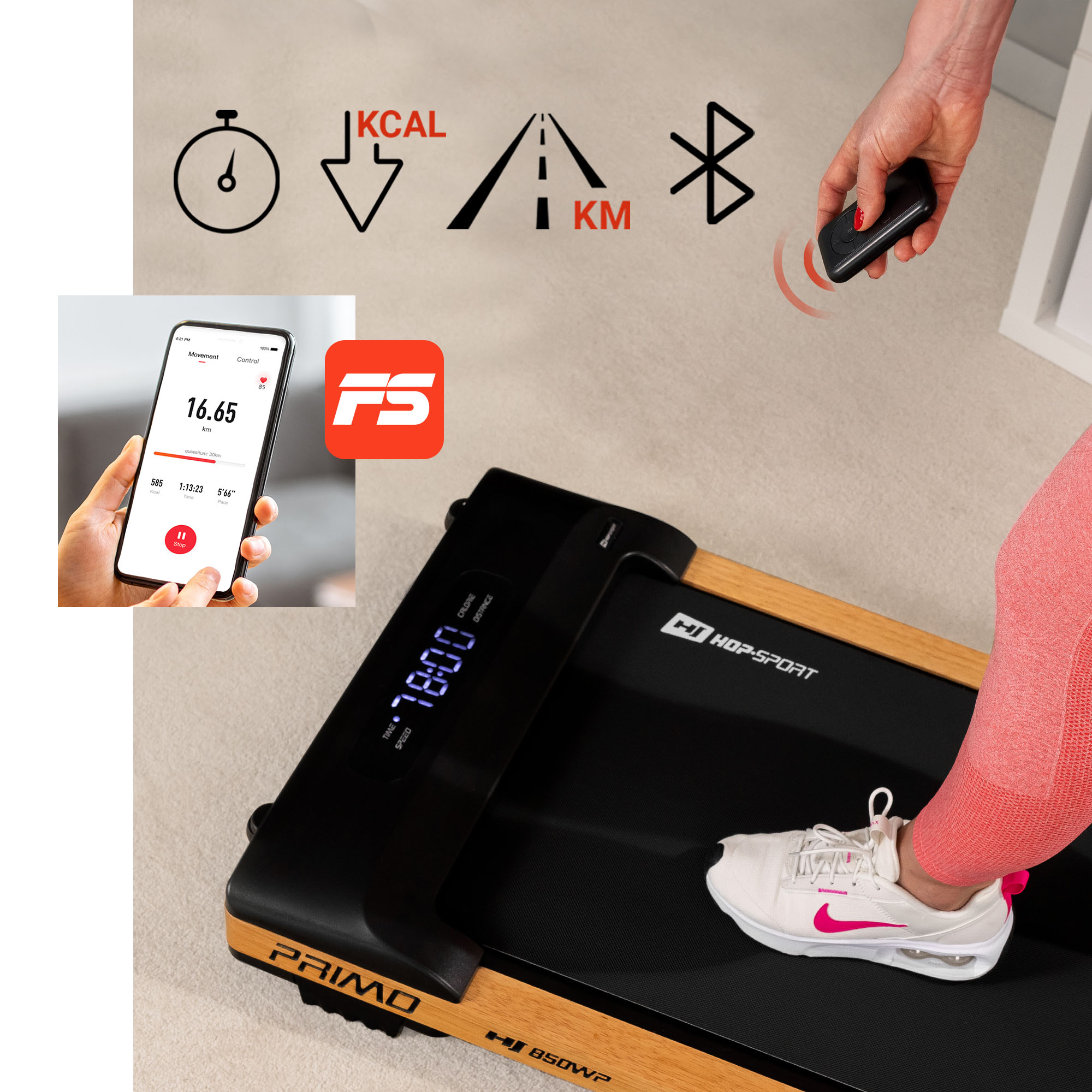 Person bedient ein schwarzes Laufband mit Fernbedienung und Smartphone-App.