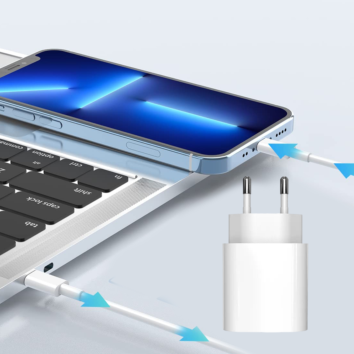 Ein blaues Smartphone und Laptop werden mit weißen Kabeln und einem Wandadapter auf hellem Grund geladen.