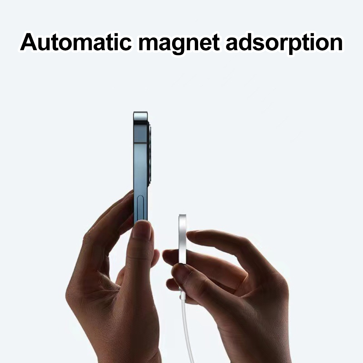 Zwei Hände halten ein blaues Smartphone und ein magnetisches Ladekabel mit der Aufschrift Automatische Magnetadsorption.