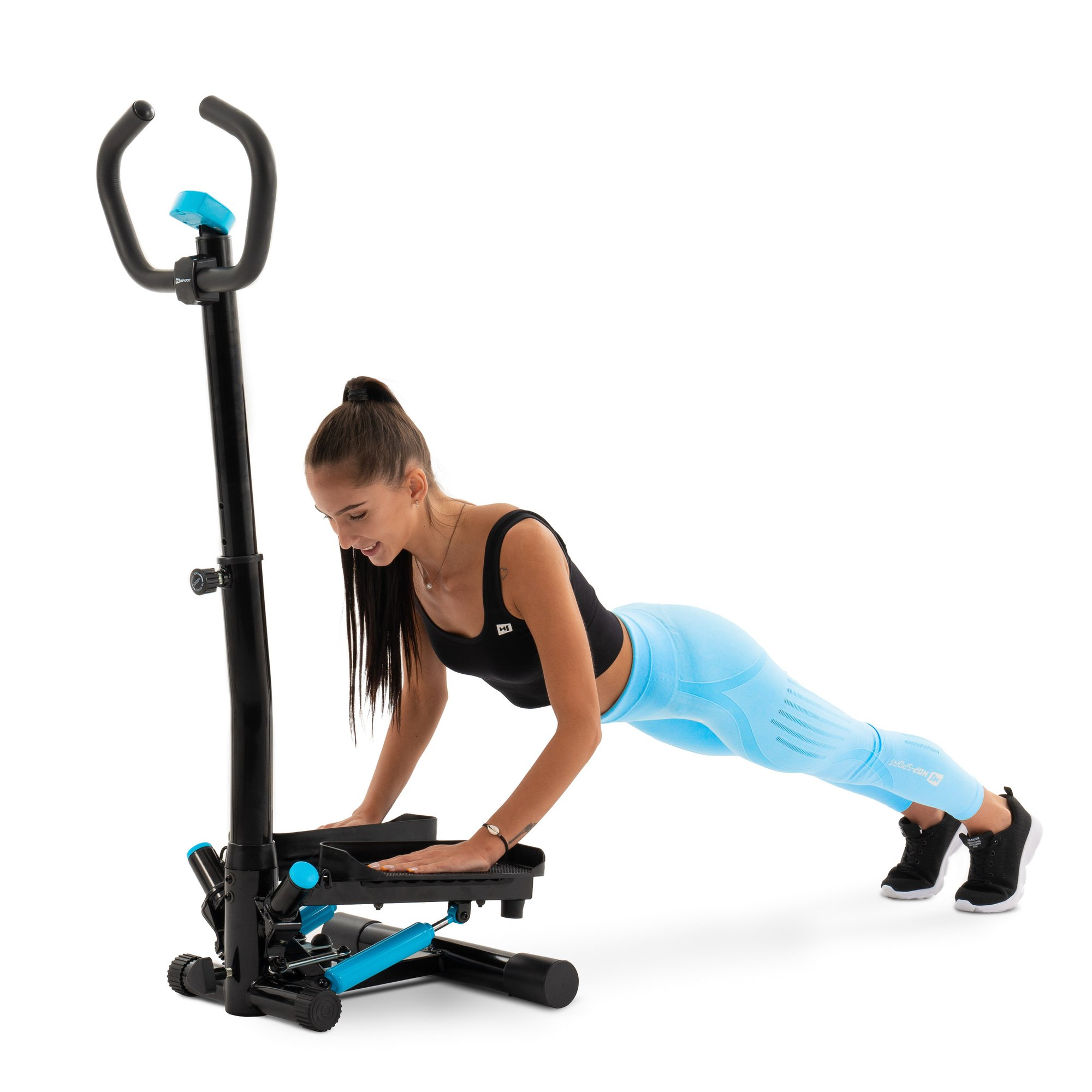 Eine Frau macht im Plank-Modus Liegestütze auf einem schwarz-blauen Multifunktions-Fitnessgerät.